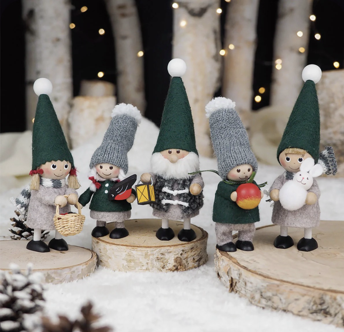 聖誕手提竹籃小女孩