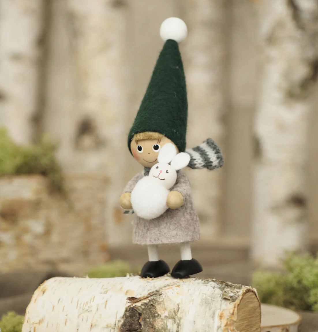 聖誕手抱兔子小男孩