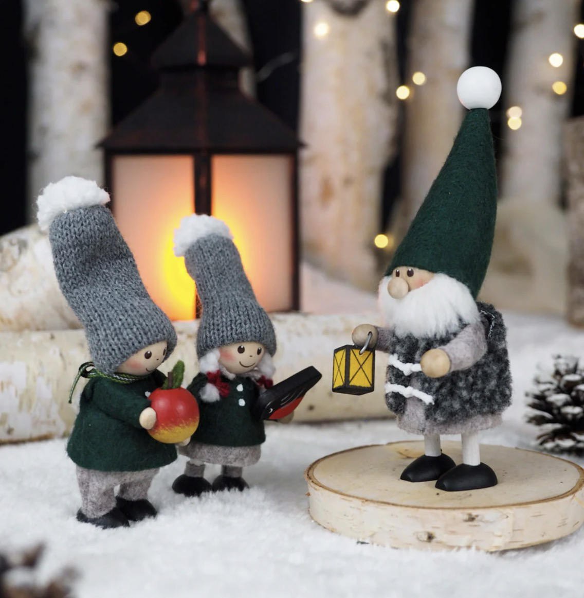 聖誕手拿小鳥小女孩