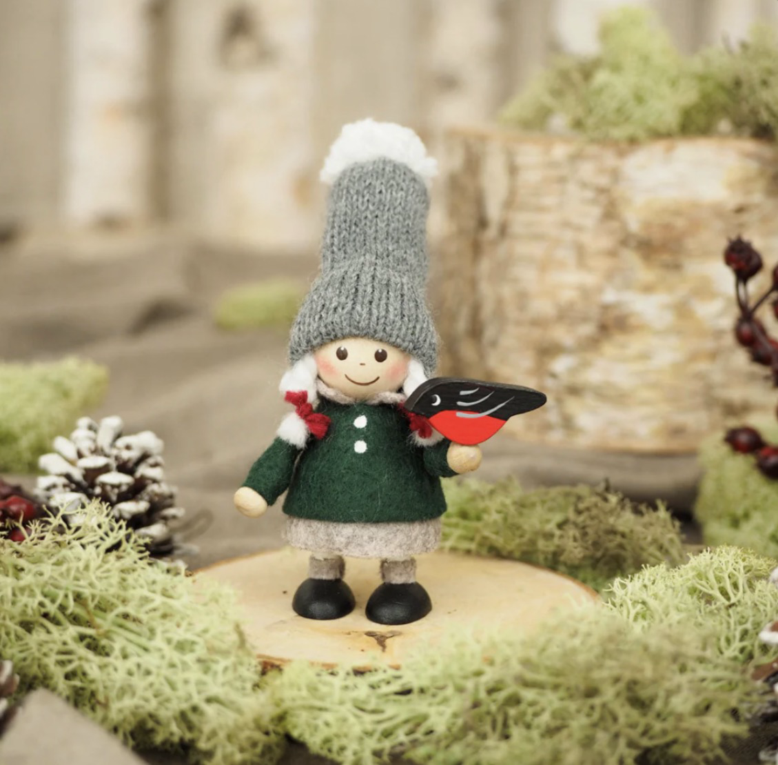 聖誕手拿小鳥小女孩