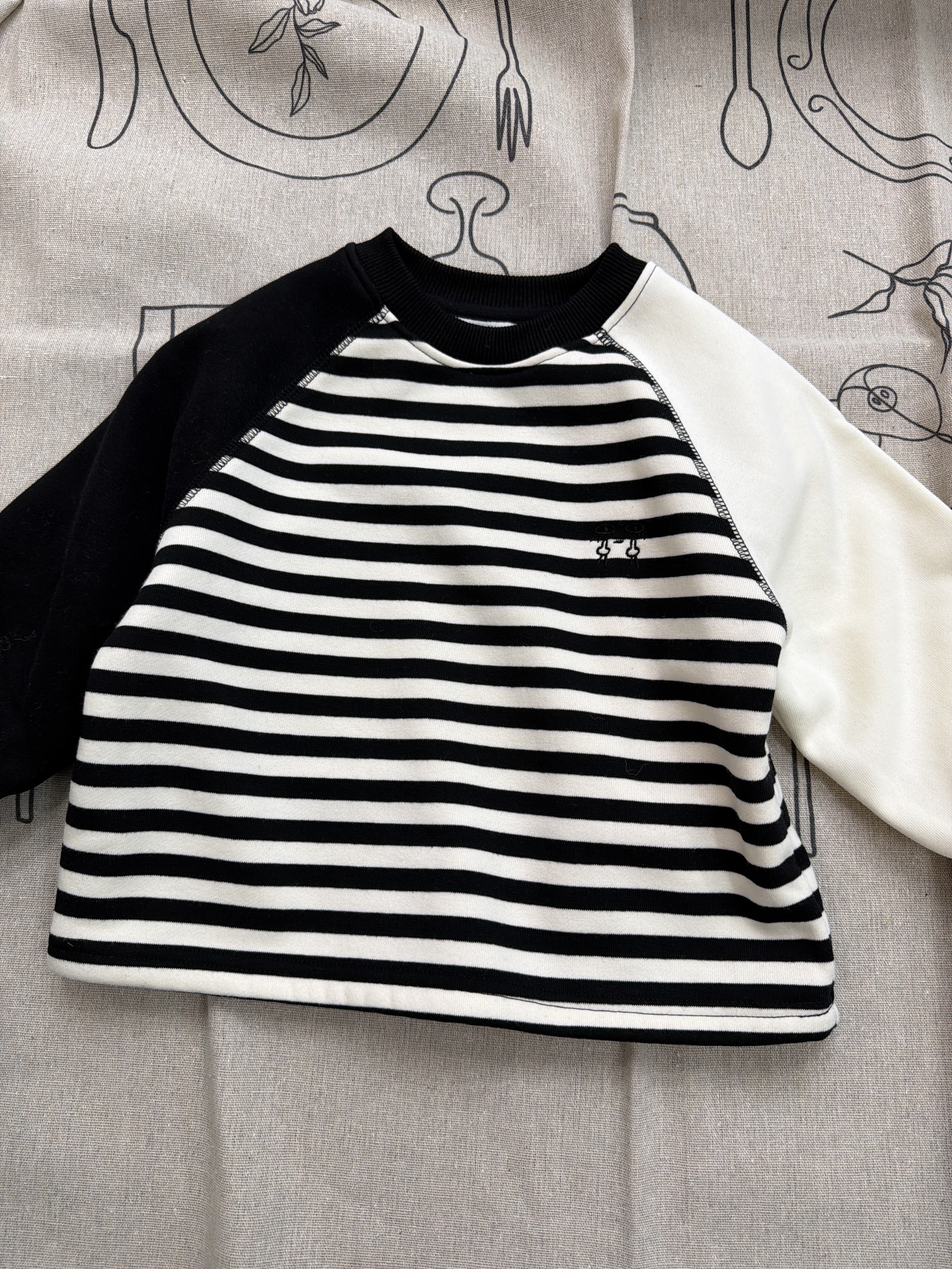 S00016黑白拼色條紋內裏薄絨上衣