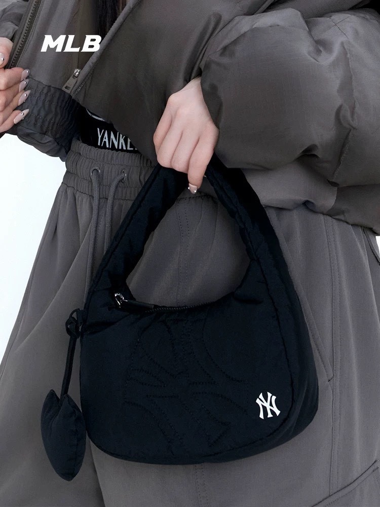 【Luxury】 MLB & KARINA明星御用款 愛心掛件雲朵包迷你手提包25冬季新款BQSM1 雲朵包 NY手拿包 卡寶同款