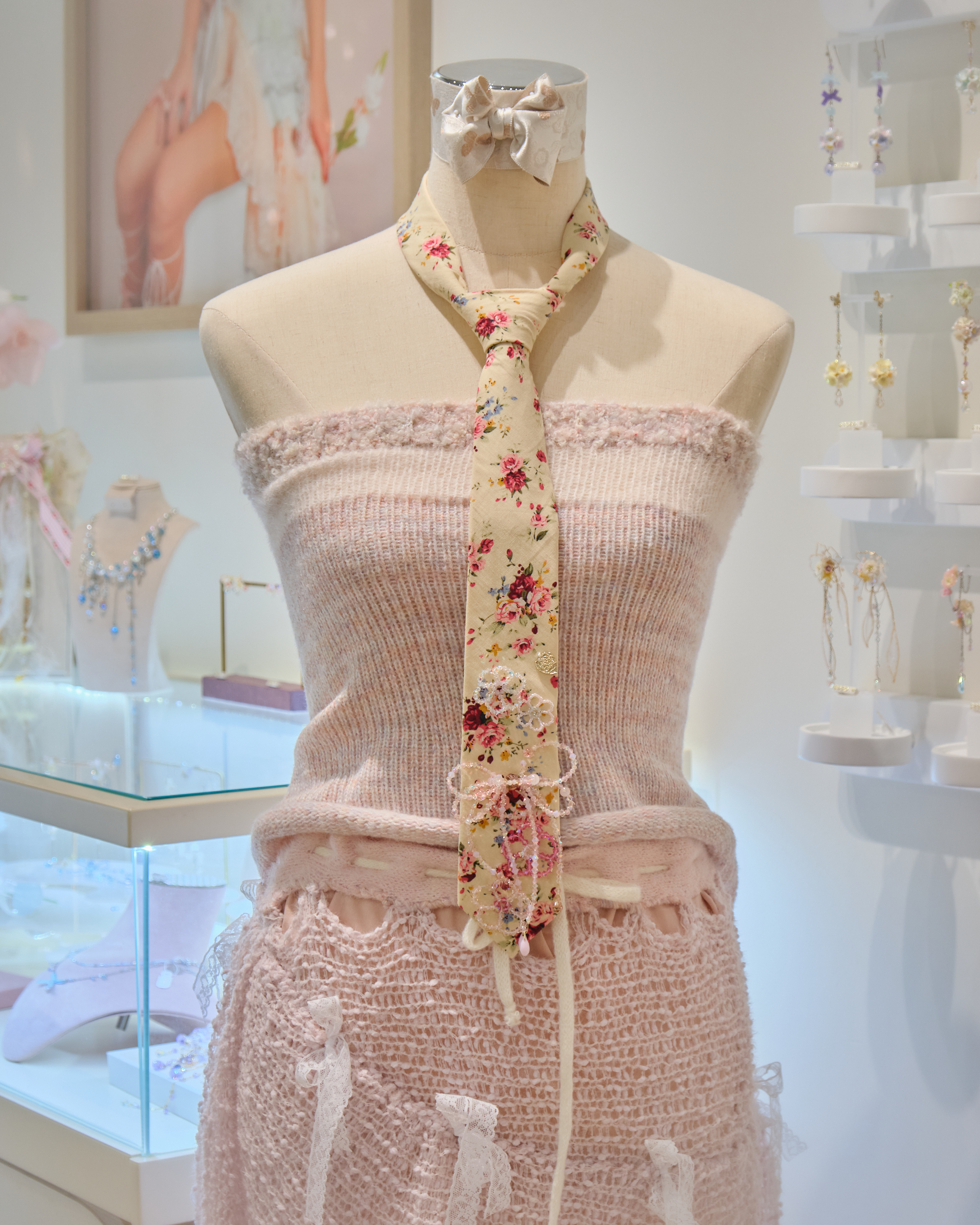 13198 Frosted Sugar Storybook Tie