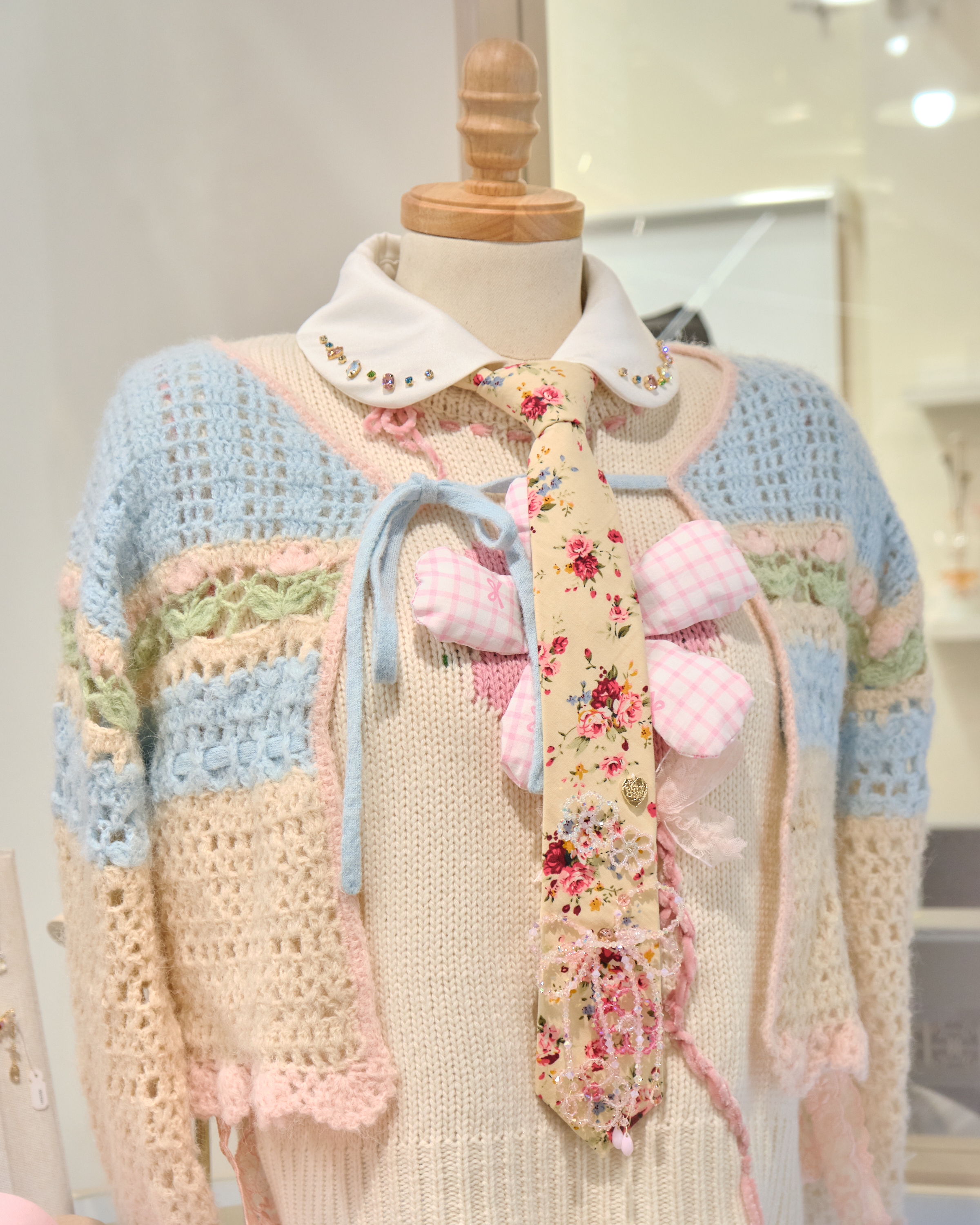 13198 Frosted Sugar Storybook Tie