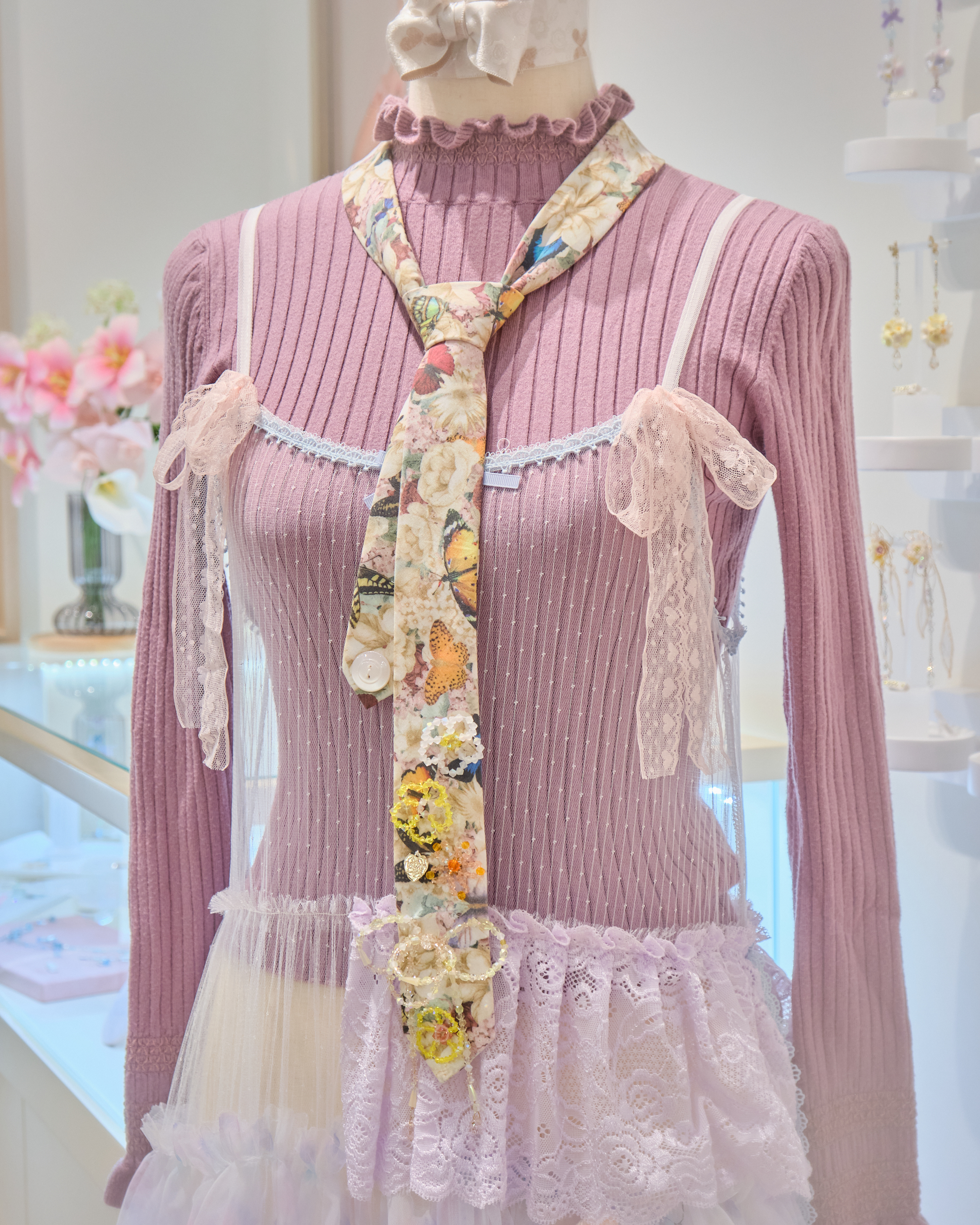 13197 Frosted Sugar Storybook Tie