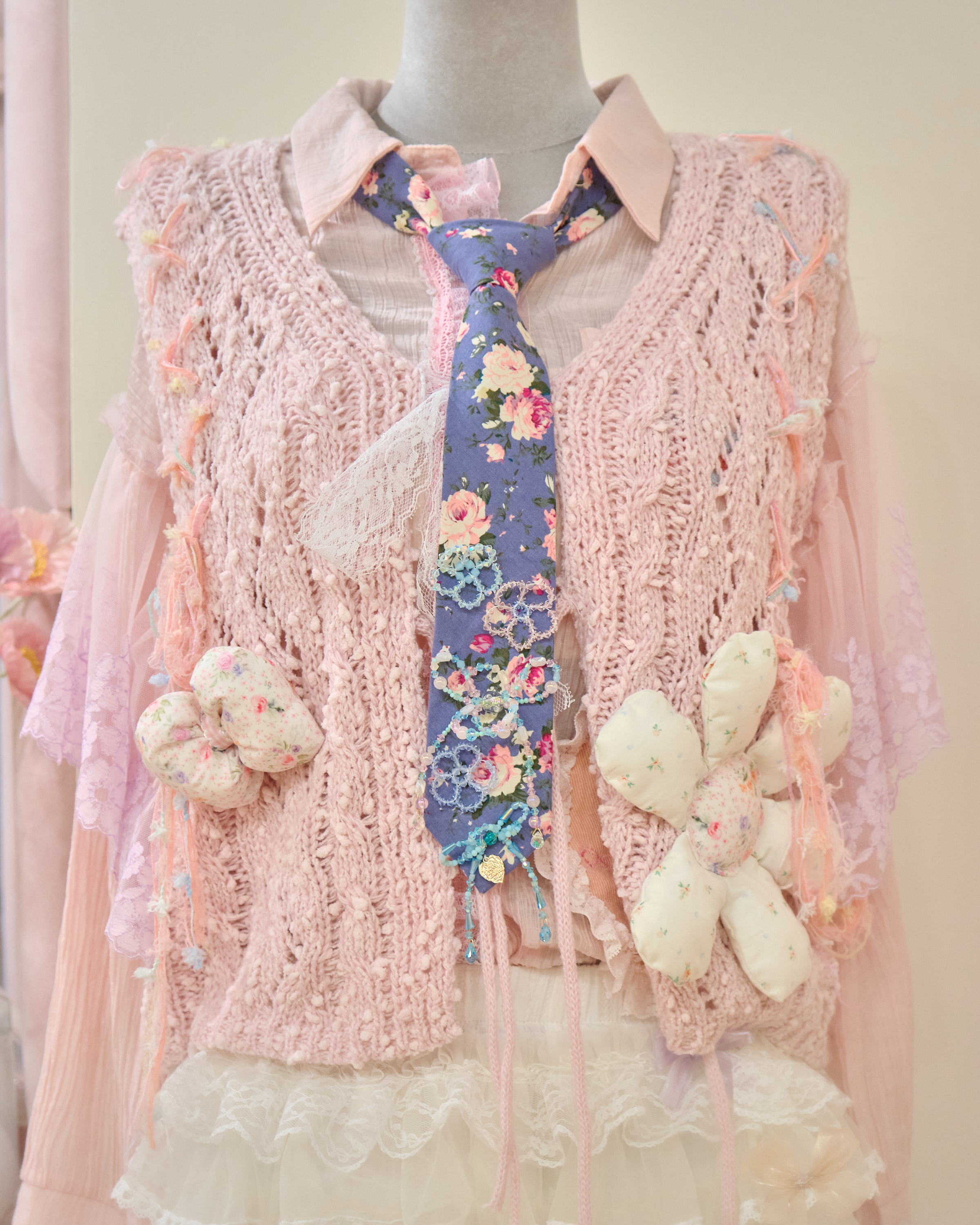 13196 Frosted Sugar Storybook Tie