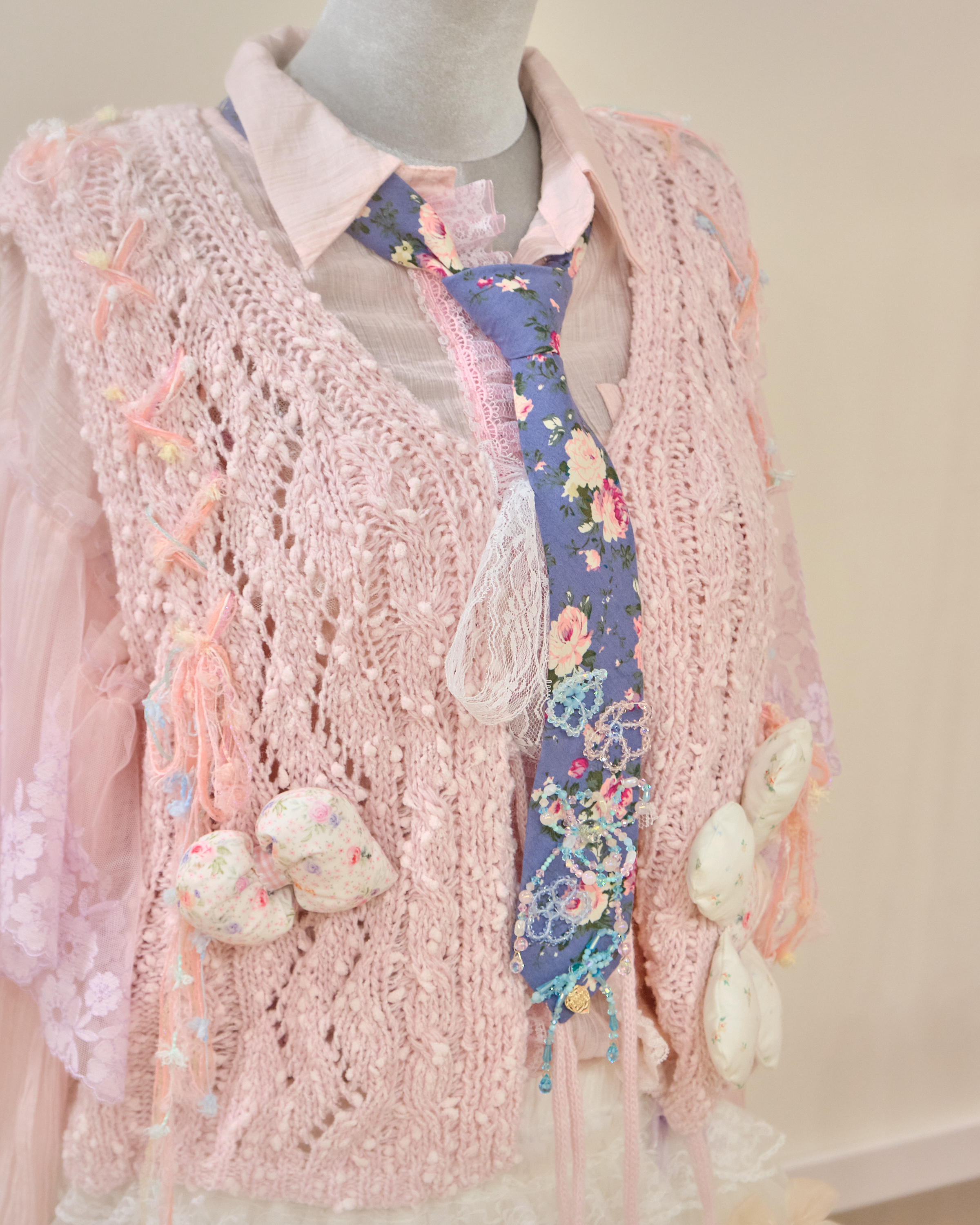 13196 Frosted Sugar Storybook Tie