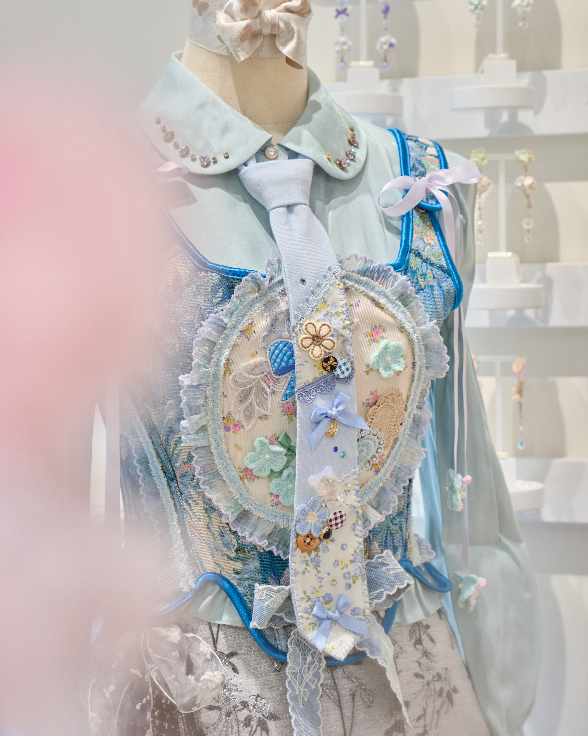 13195 Frosted Sugar Storybook Tie