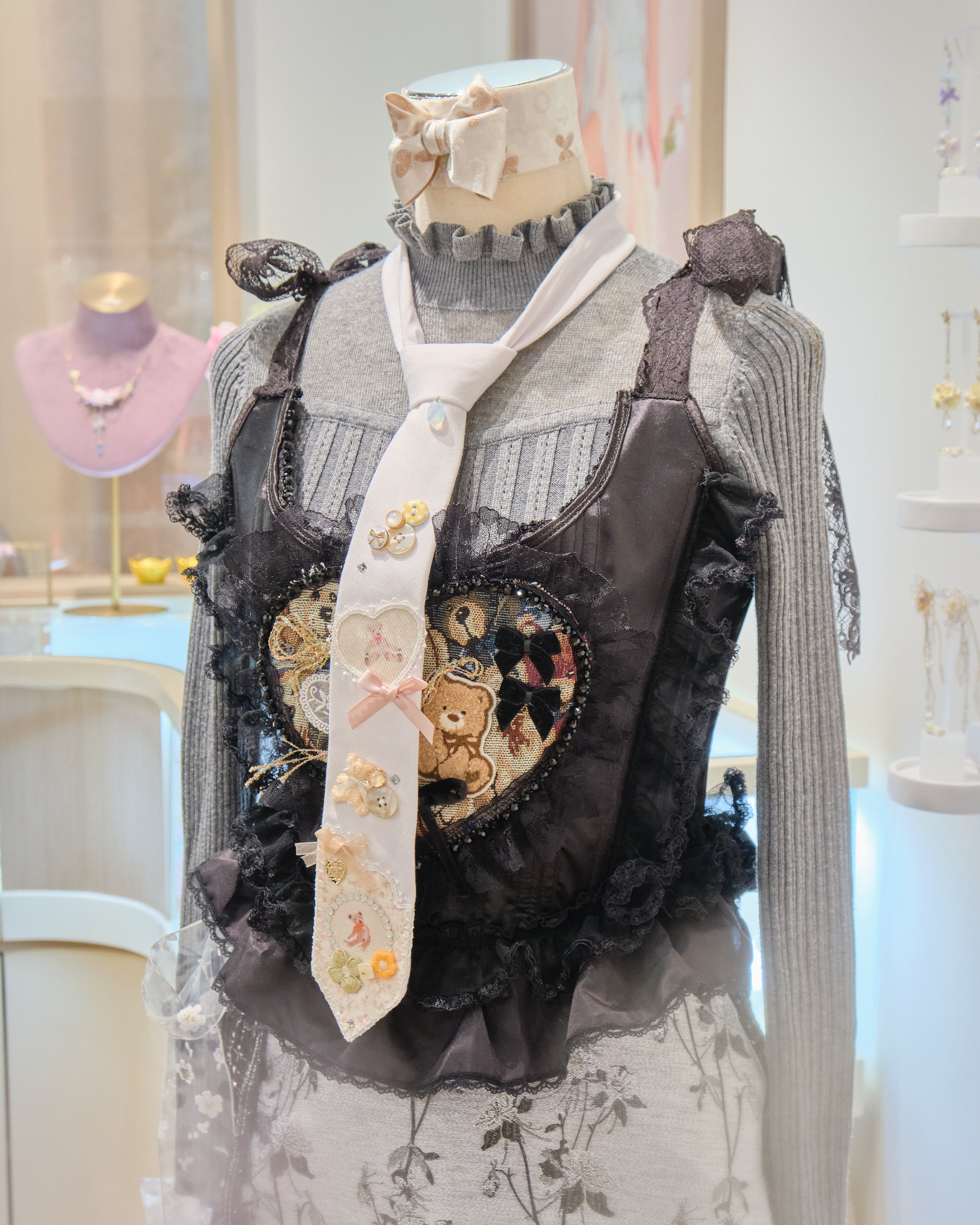 13193 Frosted Sugar Storybook Tie