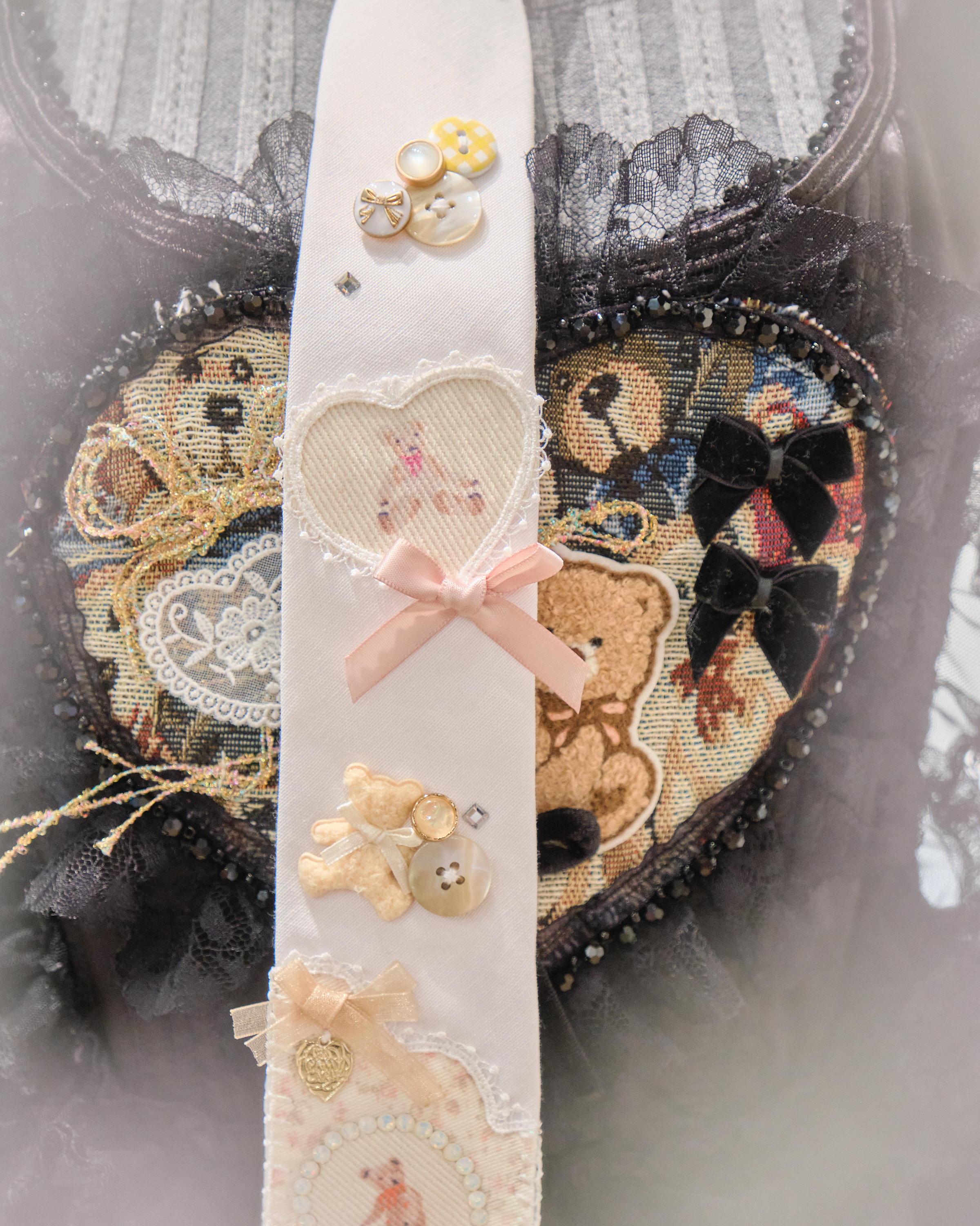 13193 Frosted Sugar Storybook Tie