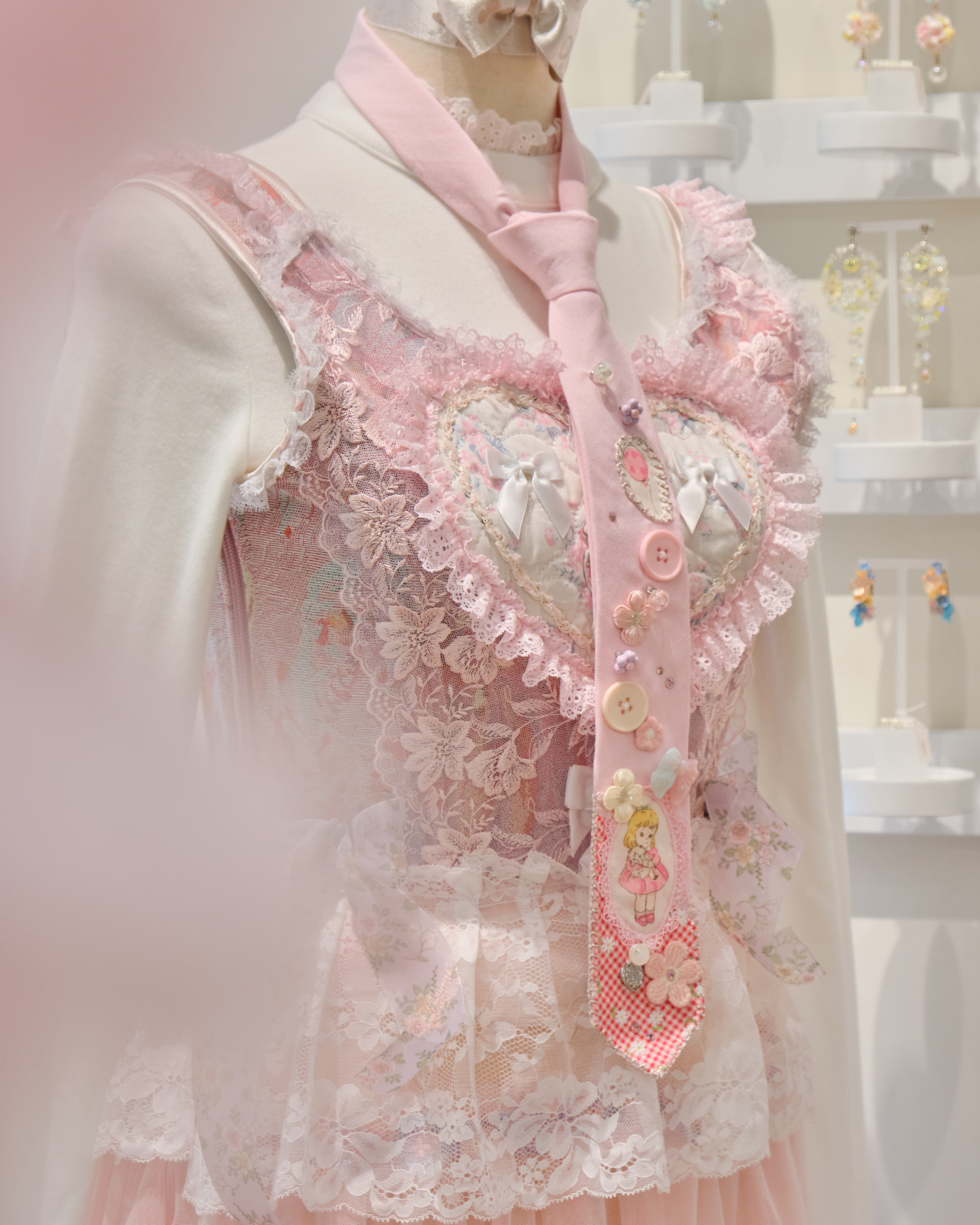 13194 Frosted Sugar Storybook Tie