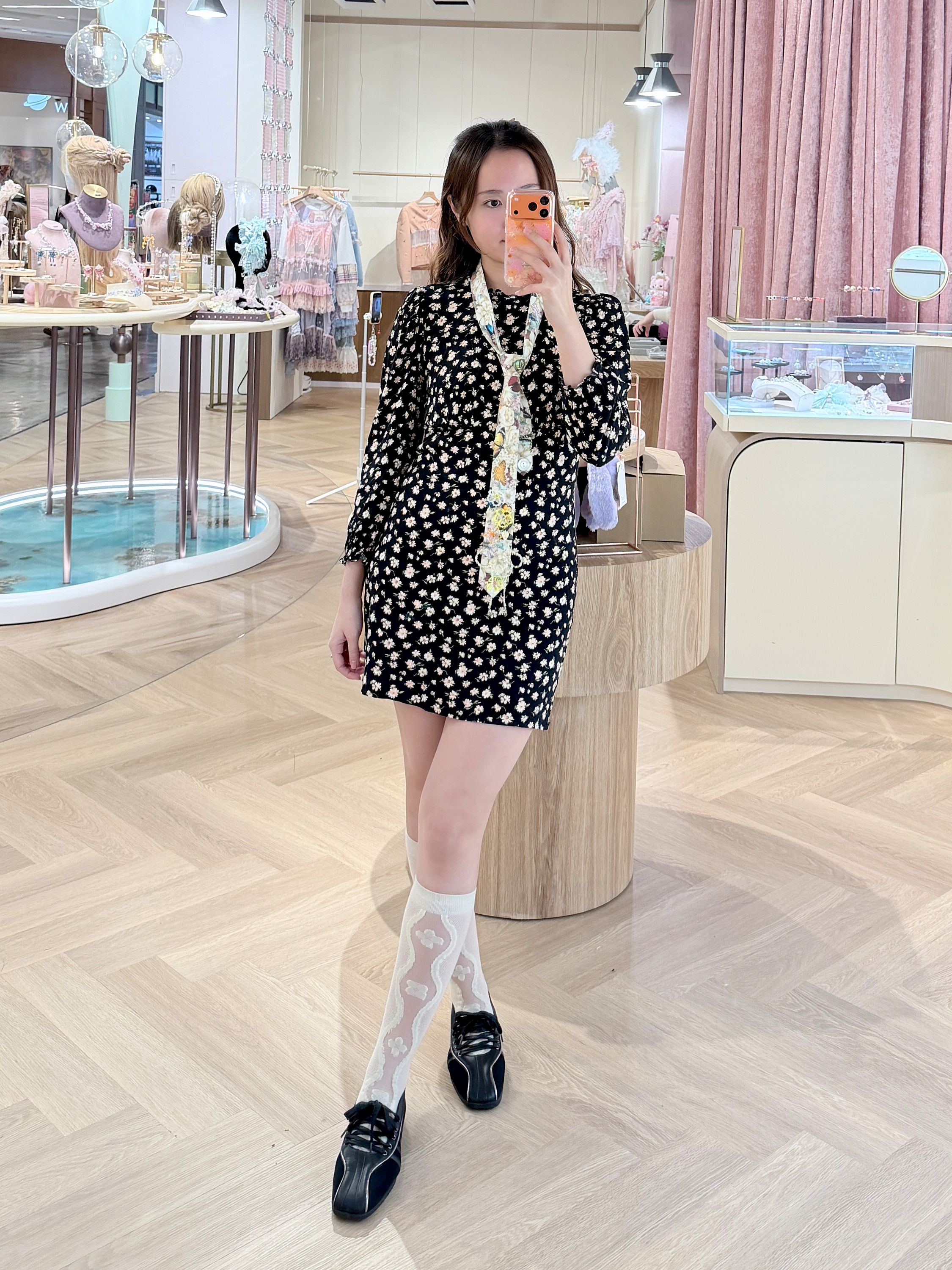 13197 Frosted Sugar Storybook Tie