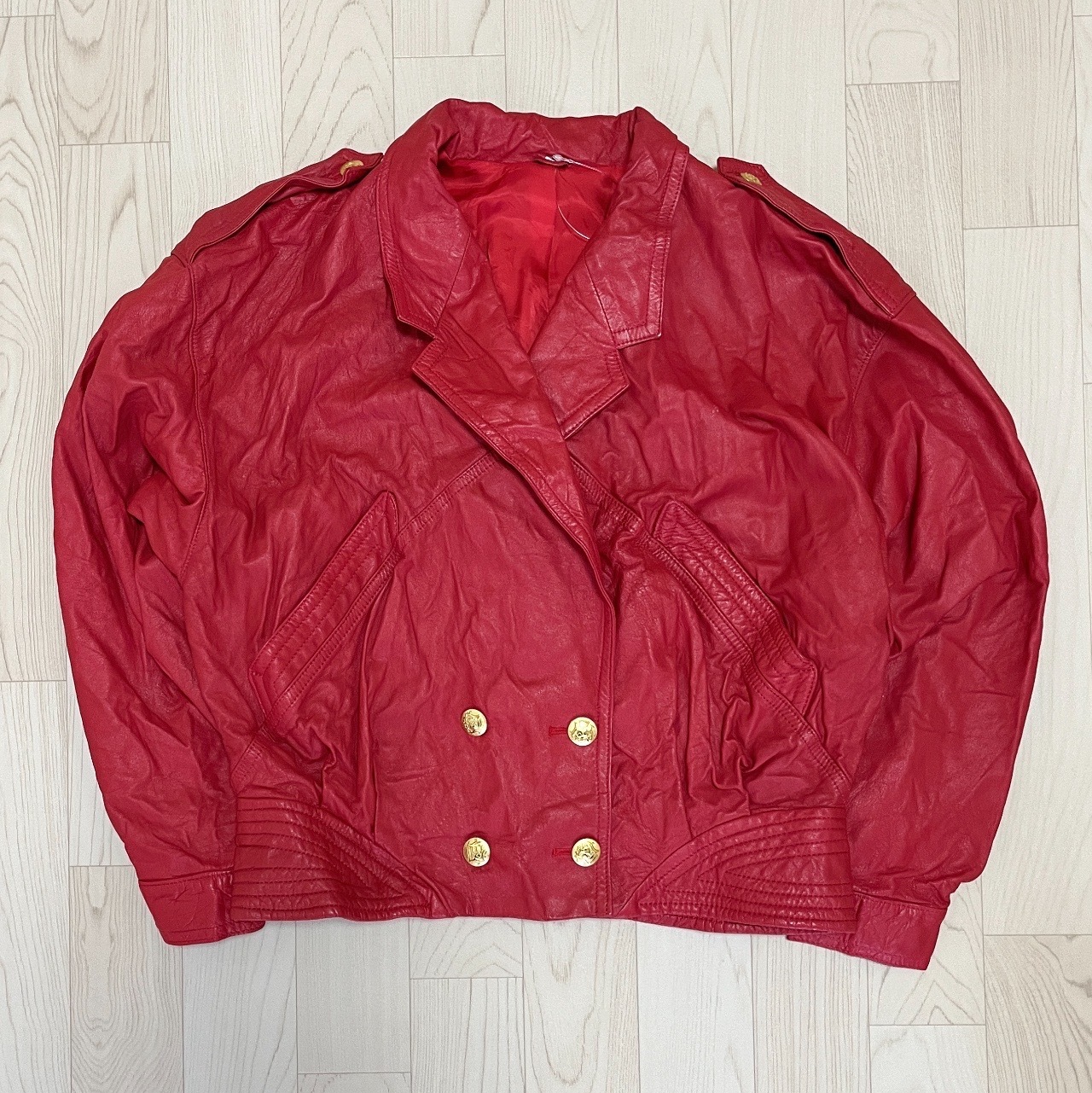 紅色短身孖襟皮褸