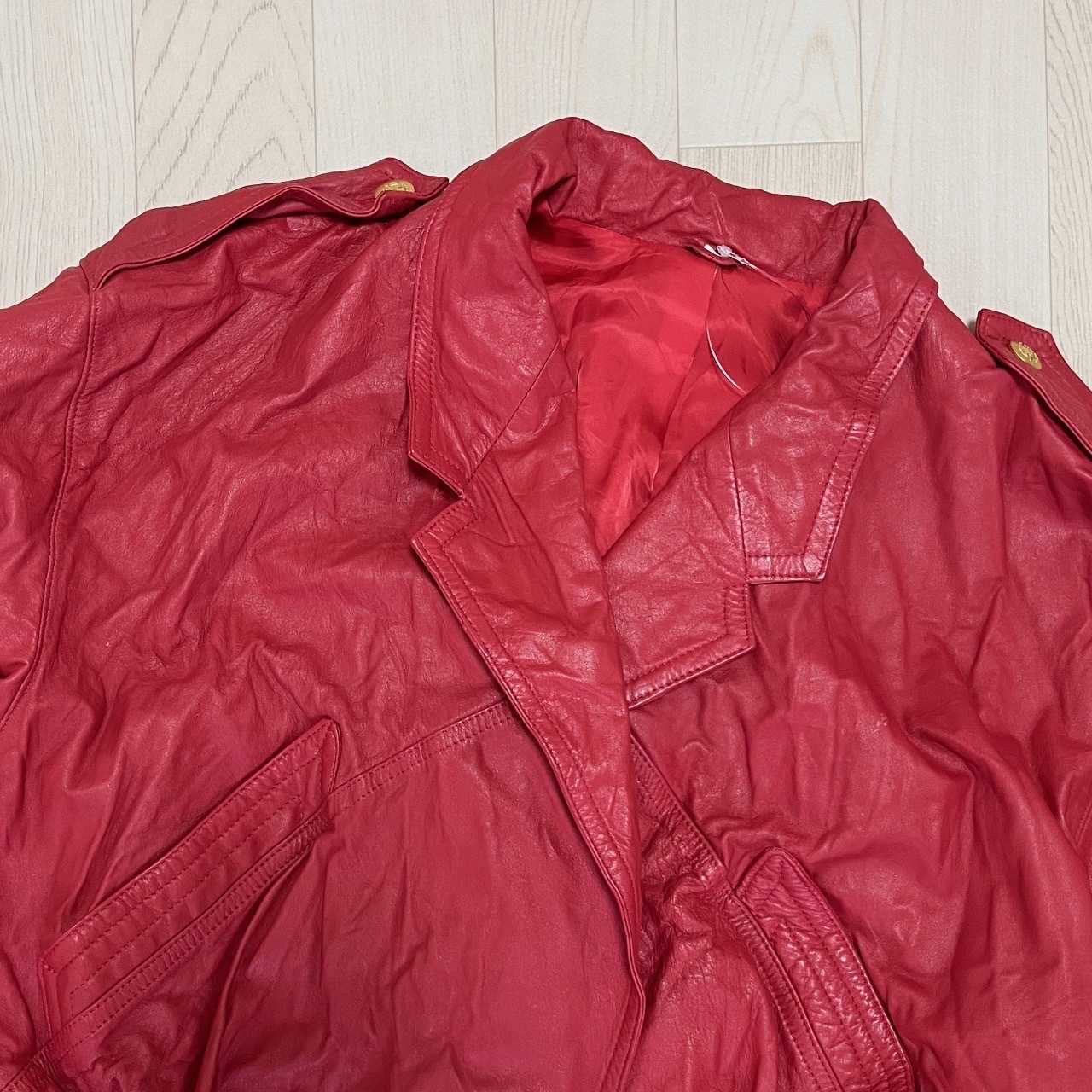 紅色短身孖襟皮褸