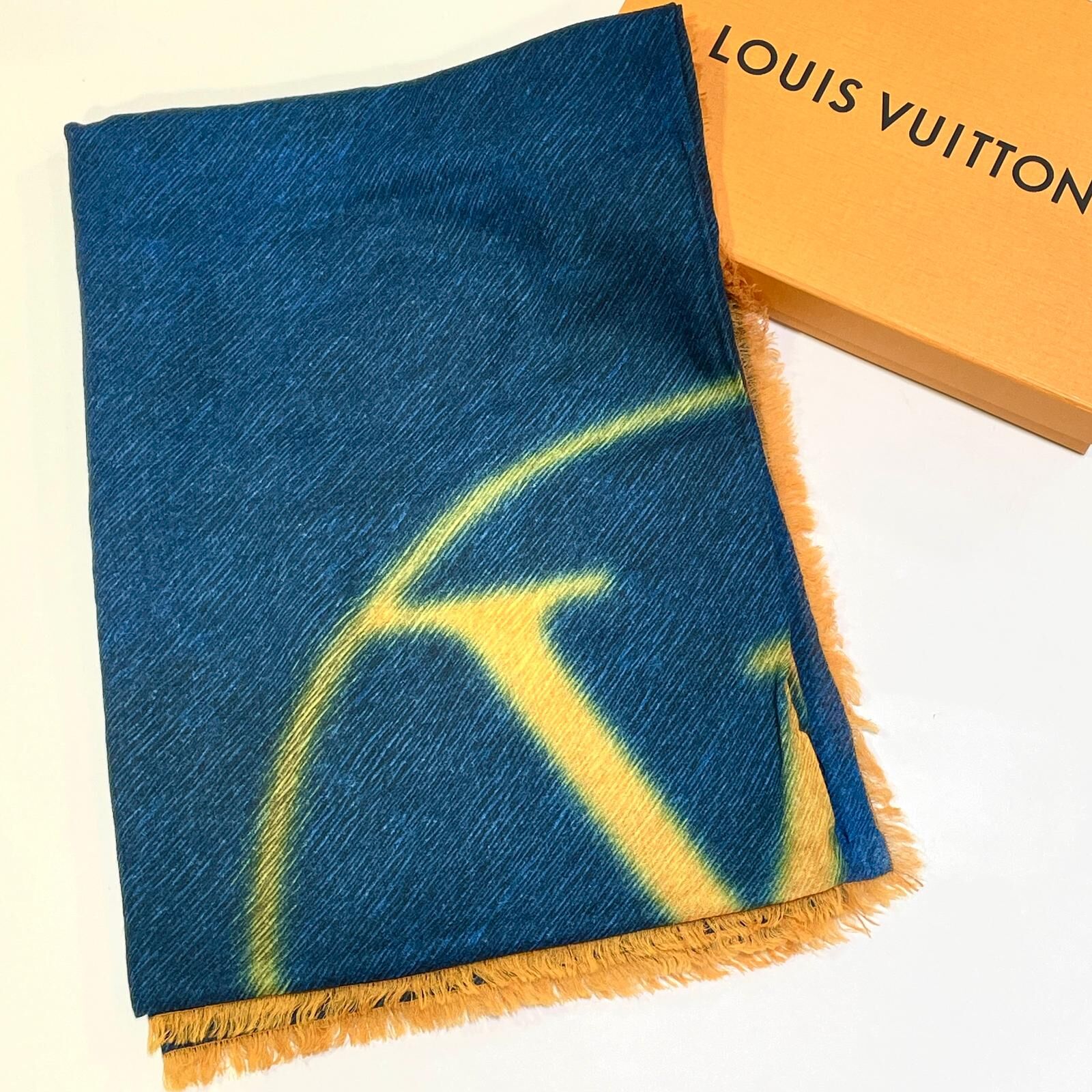 全新LV圍巾/披肩135x195cm M75764 藍羊毛/黃LOGO 路易威登輕柔冷氣披肩 #BRAND NEW #香榭站正品