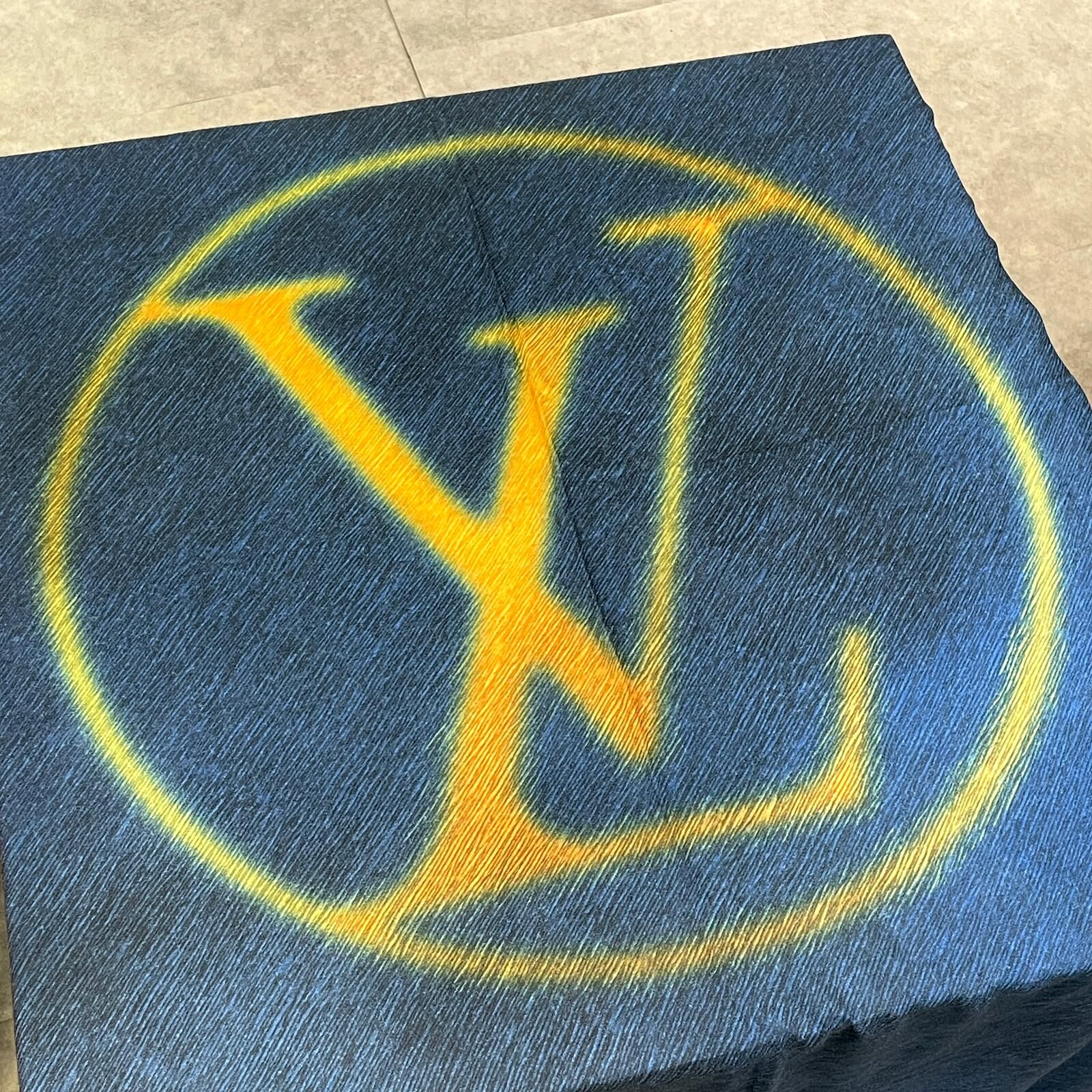 全新LV圍巾/披肩135x195cm M75764 藍羊毛/黃LOGO 路易威登輕柔冷氣披肩 #BRAND NEW #香榭站正品