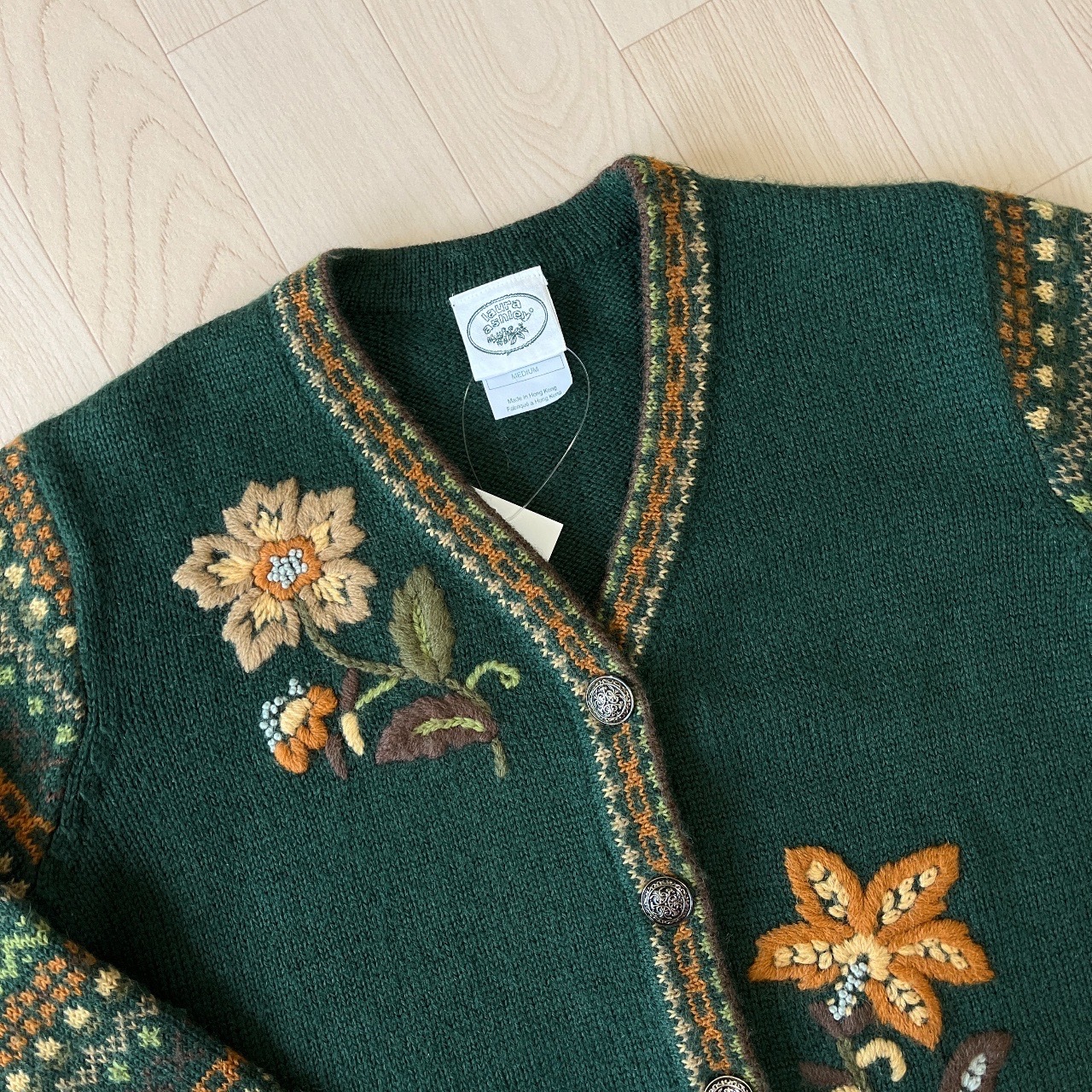 Laura Ashley香港製墨綠色繡花羊毛冷衫