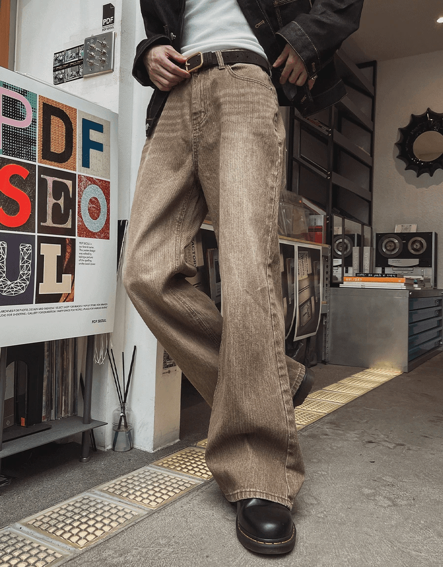 米色燈芯絨喇叭牛仔褲
