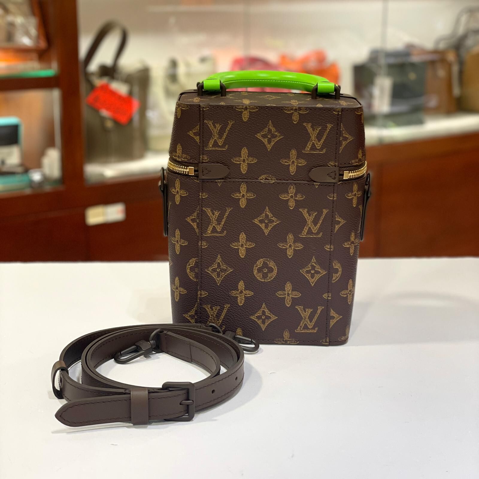 限量版！99%NEW二手LV盒子包, BOX TRUNK MONOGRAM VERTIOAL #男女同款 #兩年免費保養 #香榭站正品