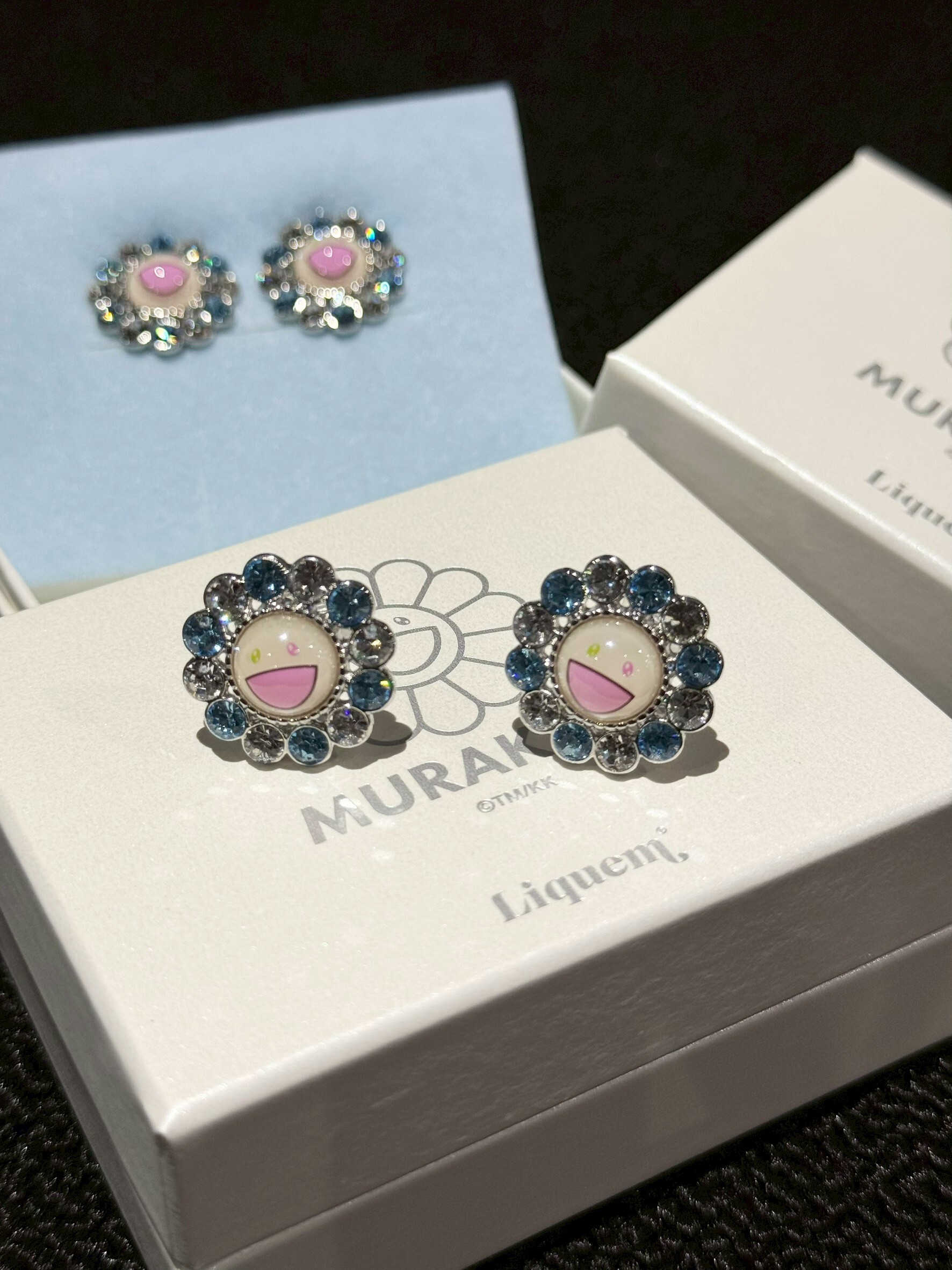 村上隆 經典小花滿鑽造型 夾式耳環