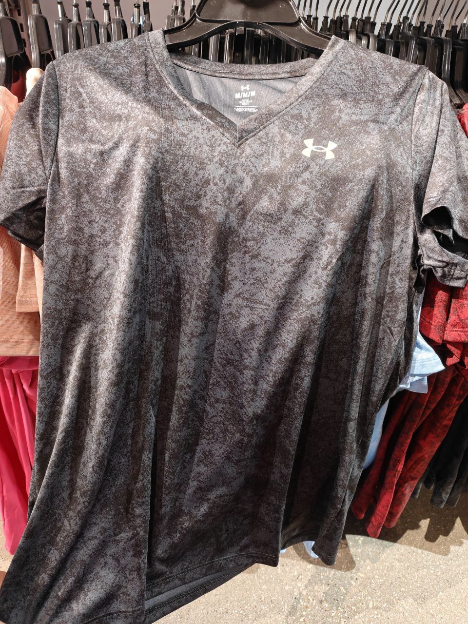 [U] UNDER ARMOUR BLACK/METALLIC SILVER PRINTED WOMEN'S V-NECK SHORT SLEEVE, 1383680-004 (UZZ73)