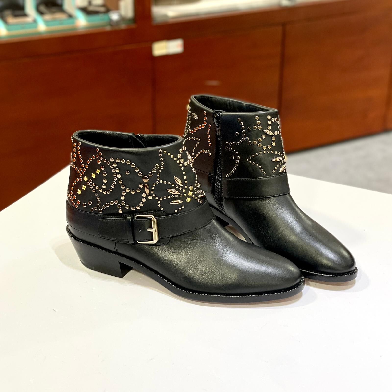 只有37碼~全球最抵價 !!! 全新VALENTINO BOOTS 黑色鉚釘牛皮, 華倫天奴短靴 #BRAND NEW #香榭站正品