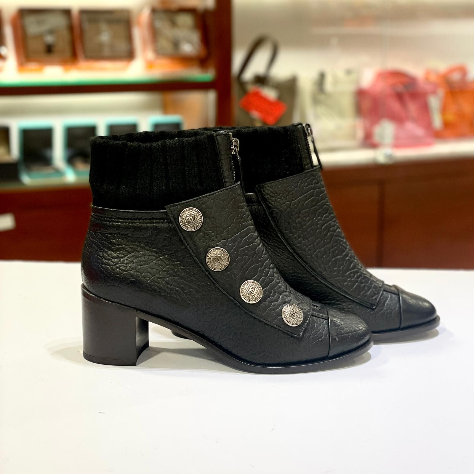 只有37碼~超級筍價!!! 95%NEW二手CHANEL BOOTS 針織拼黑色牛皮/銀色金屬紐扣, 香奈兒短靴 #香榭站正品