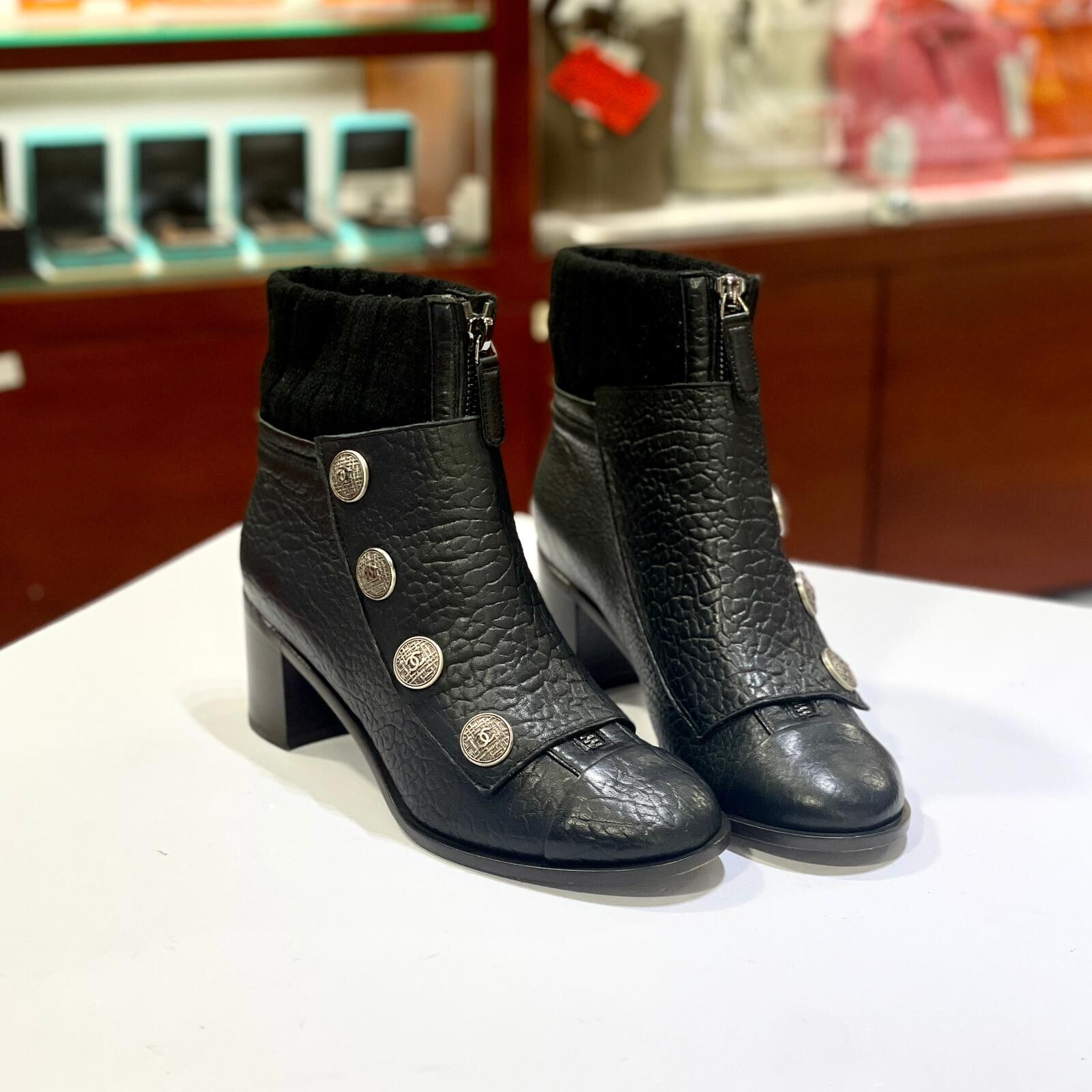 只有37碼~超級筍價!!! 95%NEW二手CHANEL BOOTS 針織拼黑色牛皮/銀色金屬紐扣, 香奈兒短靴 #香榭站正品