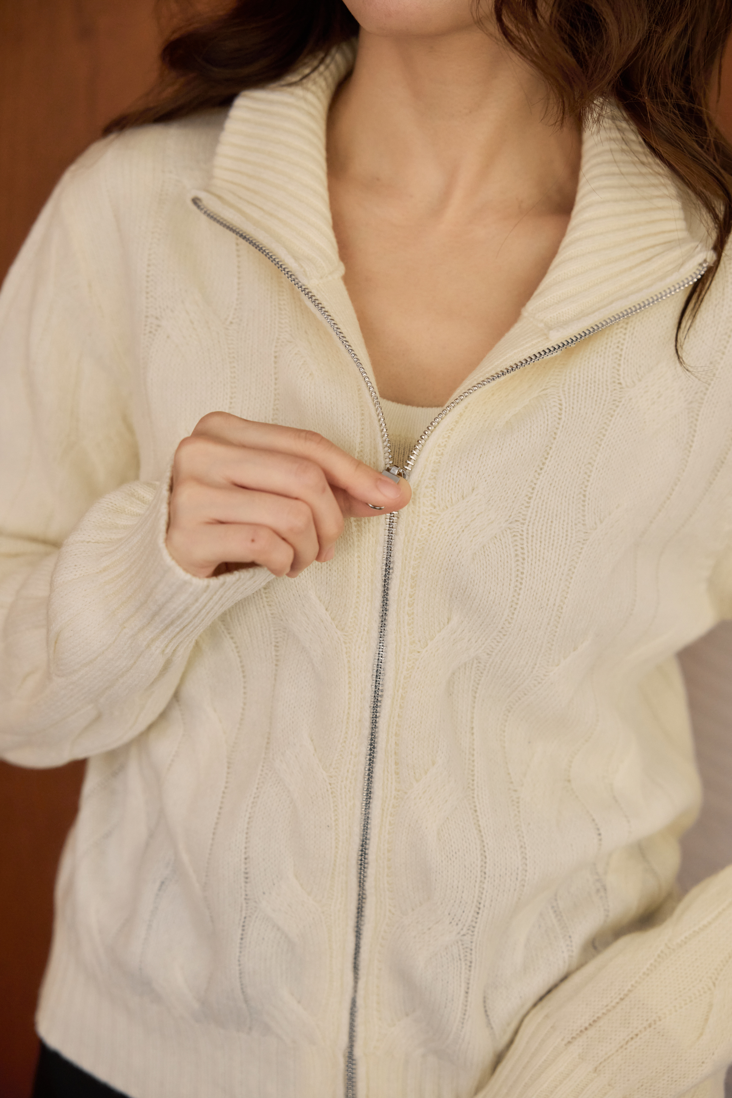 100% 暖暖羊麻花拉鍊上衣-米白