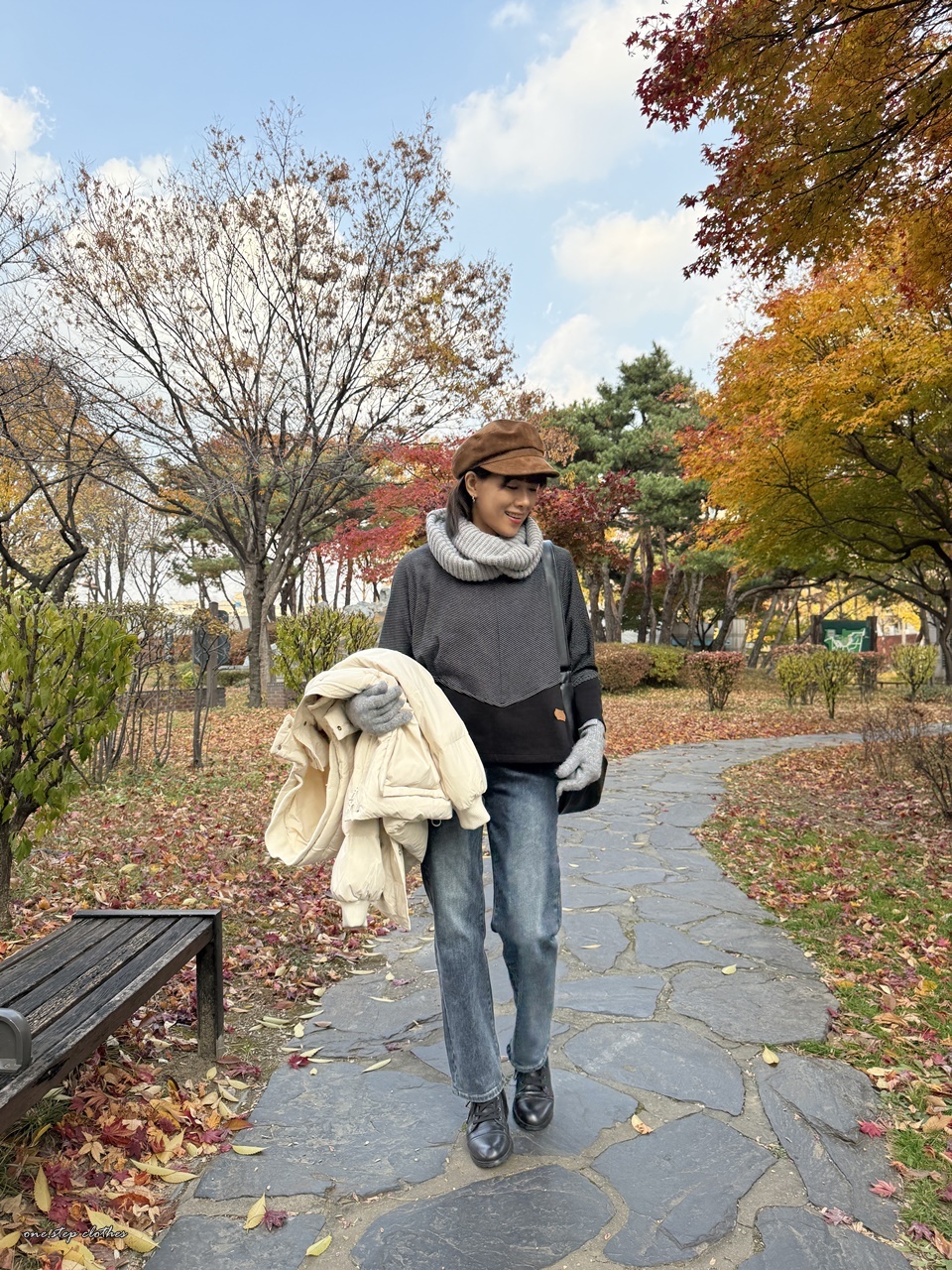 正韓黑白細橫條下襬拼接上衣