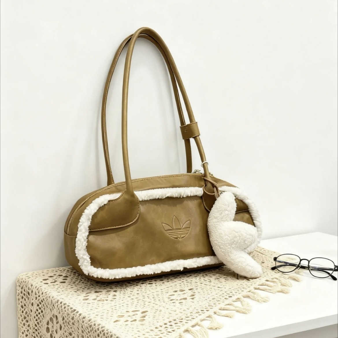 ADIDAS ORIGINALS 宋雨琦同款 法棍包 白棕 毛絨  肩背包 KT0859
