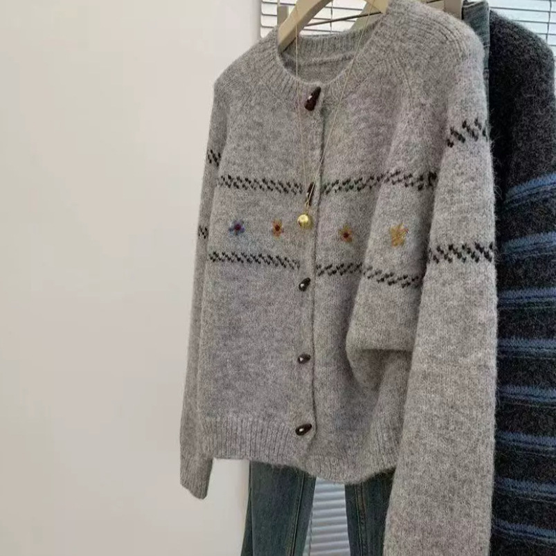 Autumn-Winter Contrast Horn-Button Knit Cardigan