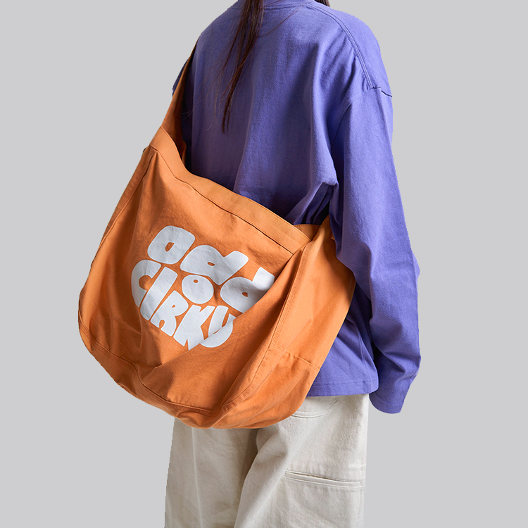 代購-OddCIRKUS SS25 大logo繡花工藝 斜紋帆布 報童包 男女同款 橘色/灰綠