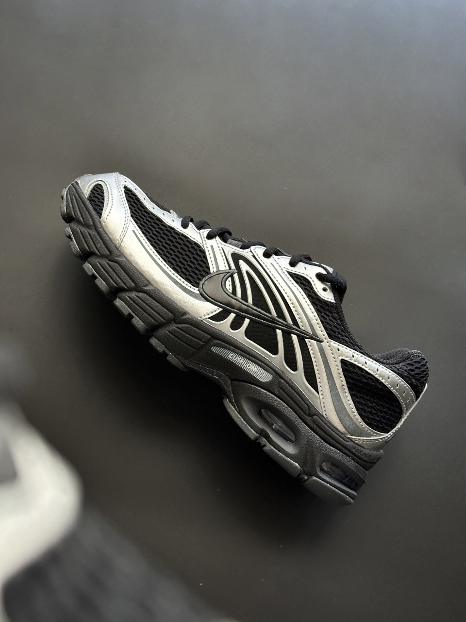 NIKE AIR MAX MOTO 2K 黑銀 灰銀 黑灰 復古 Y2K 女鞋 HQ2056-007 / 預購