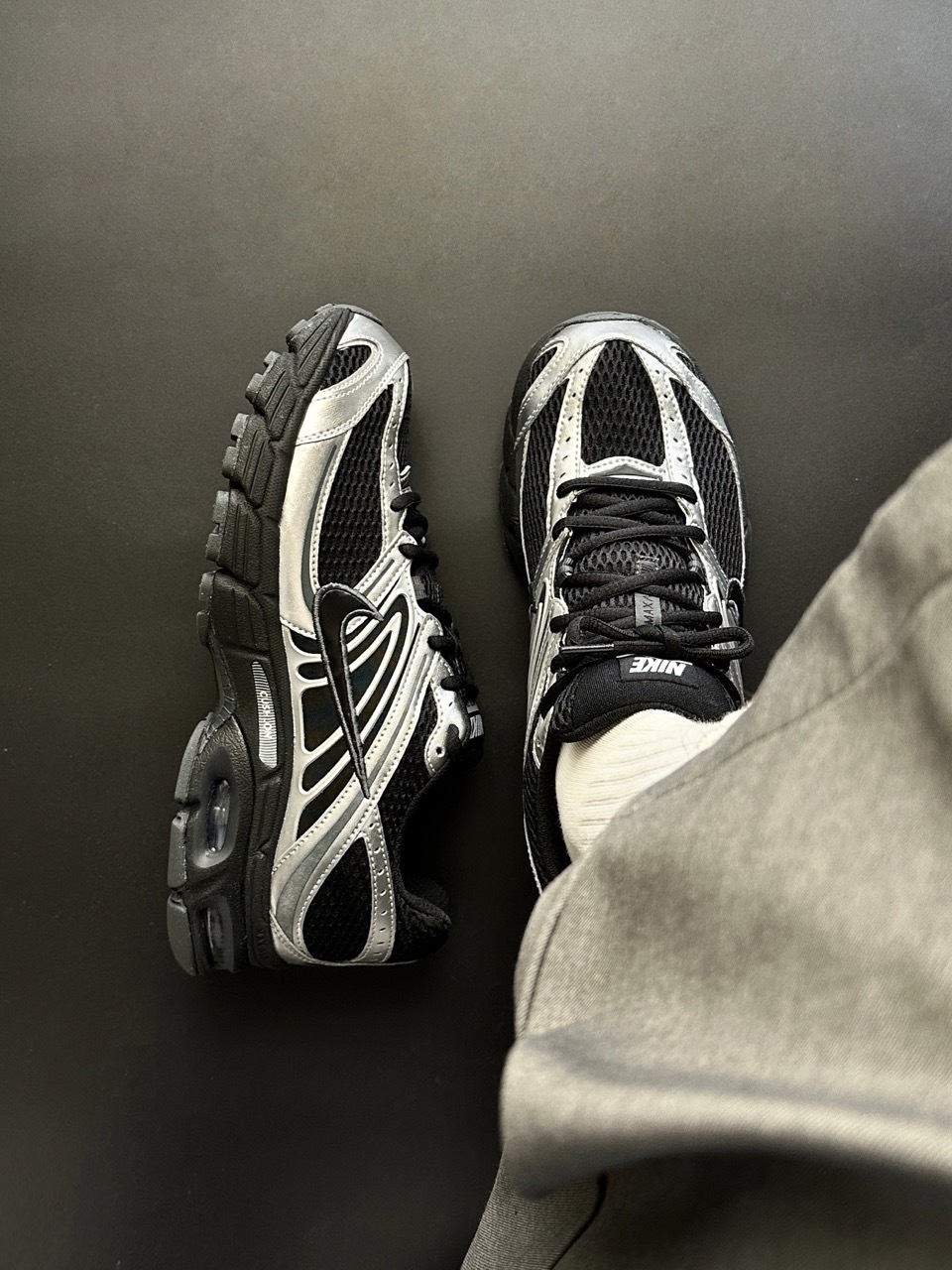 NIKE AIR MAX MOTO 2K 黑銀 灰銀 黑灰 復古 Y2K 女鞋 HQ2056-007 / 預購