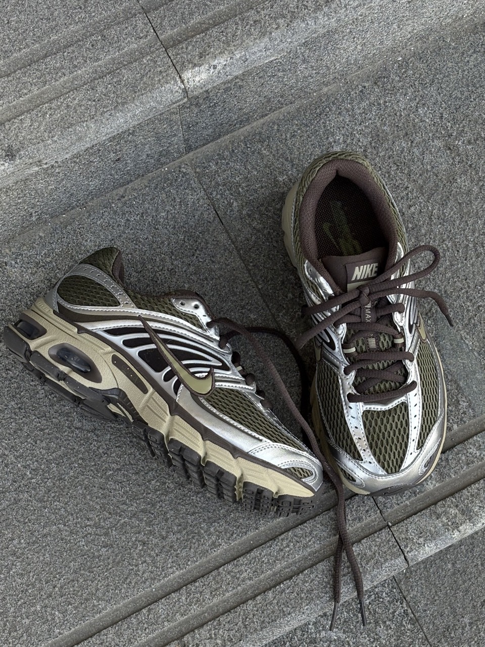 NIKE AIR MAX MOTO 2K 橄欖綠棕 灰銀 咖啡色 復古 Y2K 女鞋 HQ2056-201 / 預購