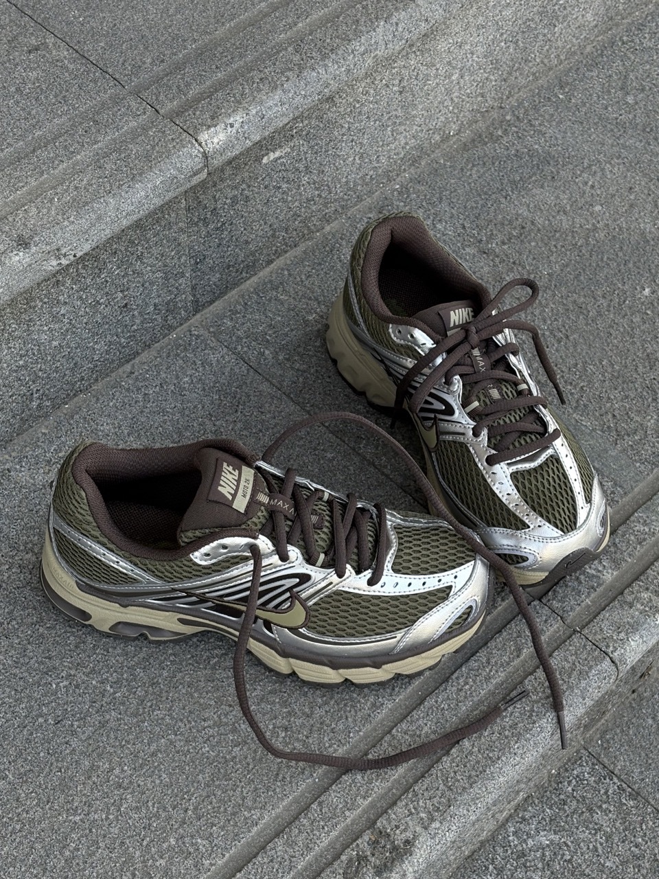 NIKE AIR MAX MOTO 2K 橄欖綠棕 灰銀 咖啡色 復古 Y2K 女鞋 HQ2056-201 / 預購