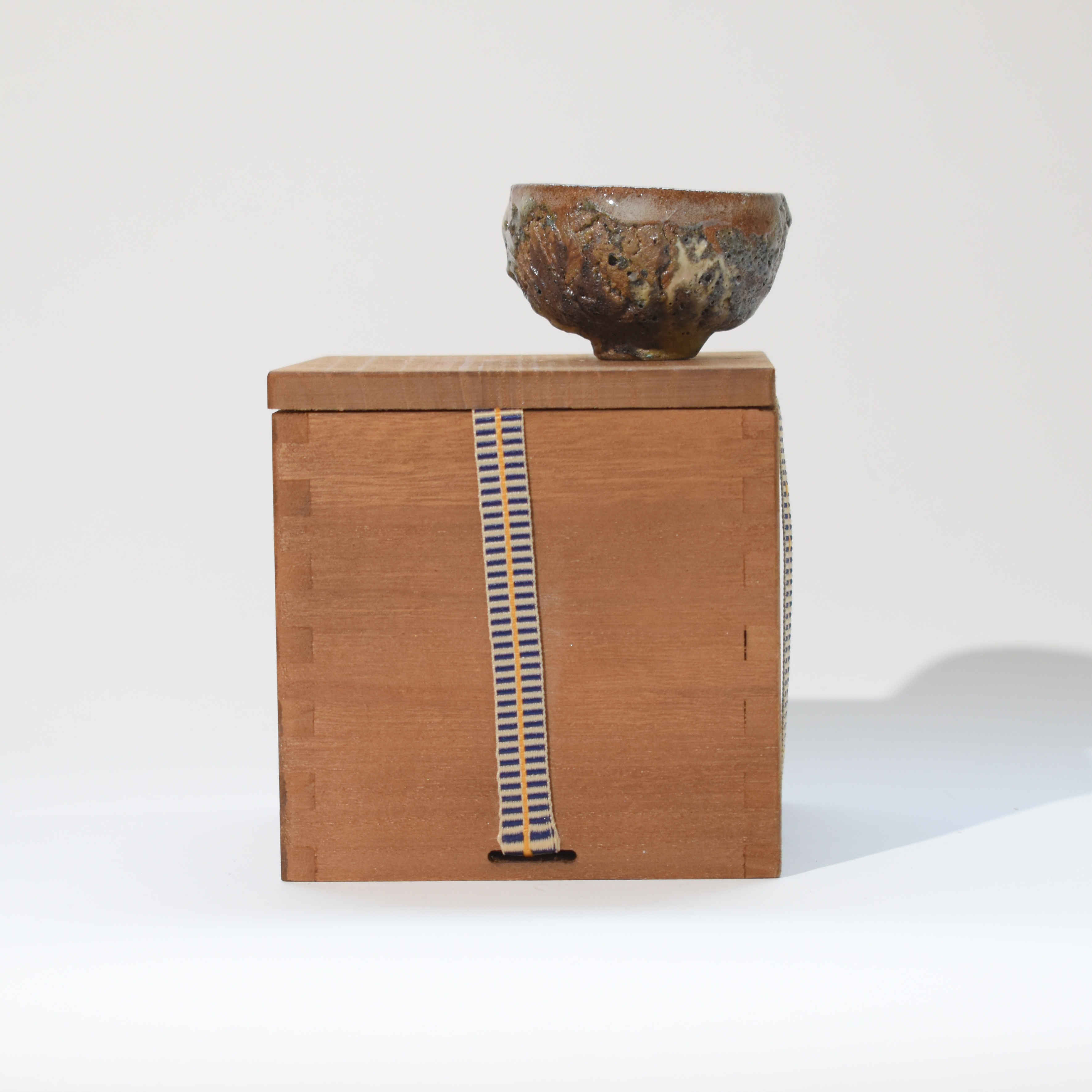 【網店獨家】  陶藝家 吳麗嬌 岩韻茶心 · 岩礦小杯 · 熔金映月