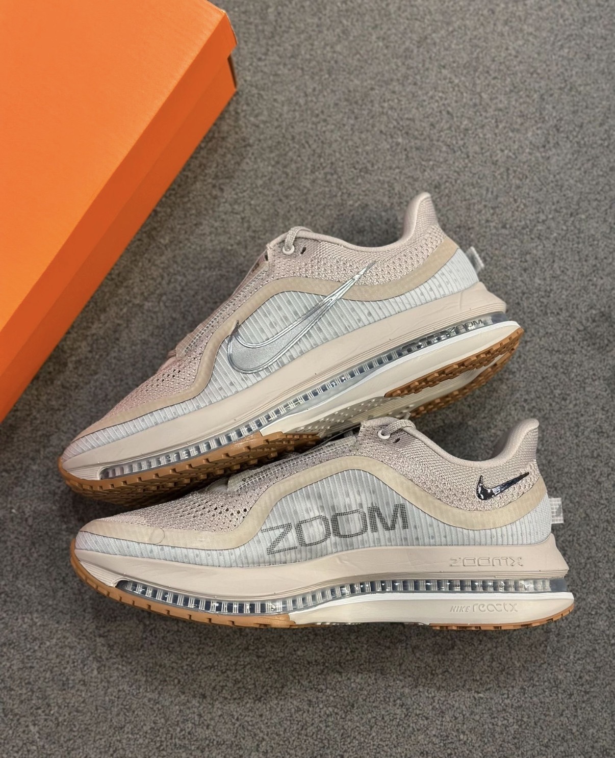 男鞋 NIKE PEGASUS PREMIUM 卡其灰 氣墊 緩震 輕盈 運動鞋【HQ2592-010】