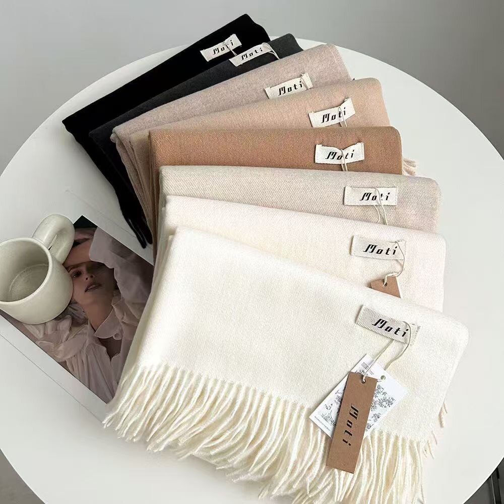 Moti 溫暖素色寬版流蘇圍巾(特)