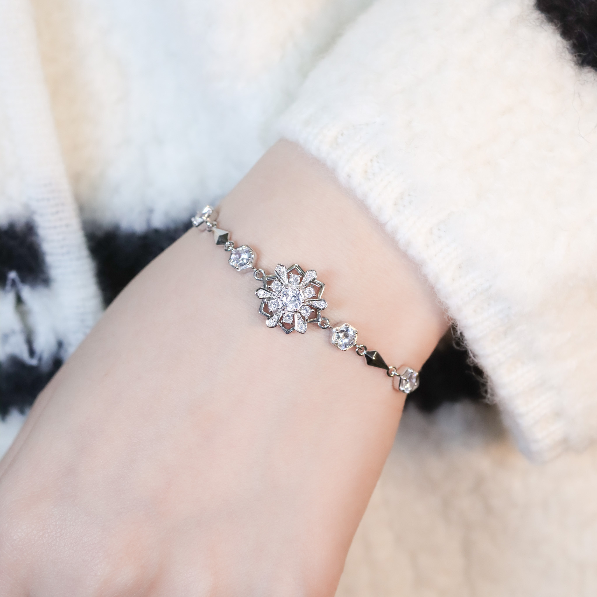 | 925純銀・厚鍍白金 | 漫雪不止軟手鐲（可旋轉） | BR1452 |