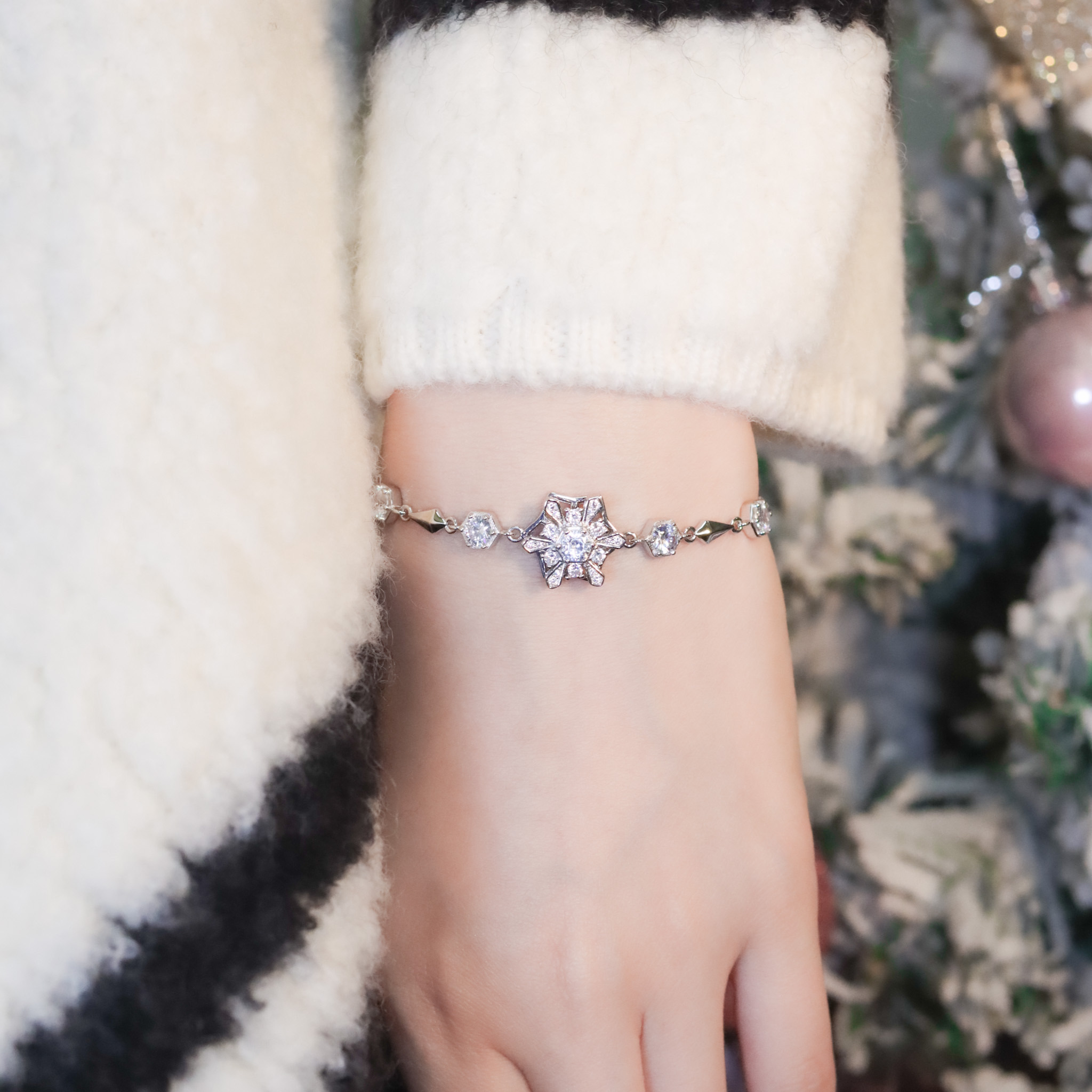 | 925純銀・厚鍍白金 | 漫雪不止軟手鐲（可旋轉） | BR1452 |