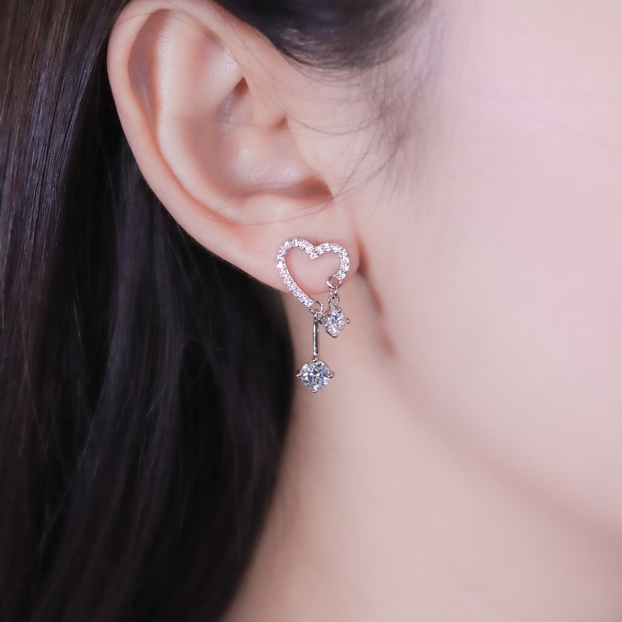 | 925純銀・厚鍍白金・莫桑石 | 鑽光星幕愛意耳環 | EA1096 |