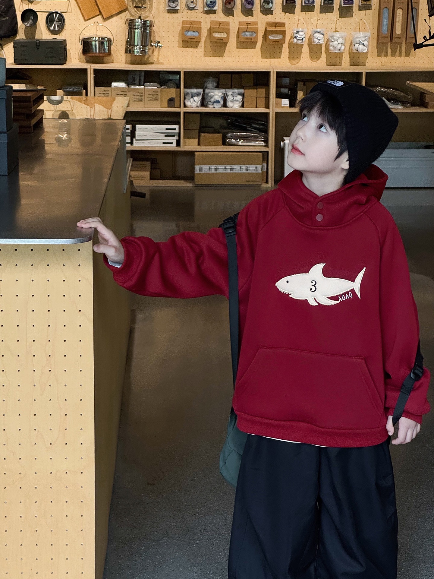 刺繡鯊魚一體絨連帽上衣