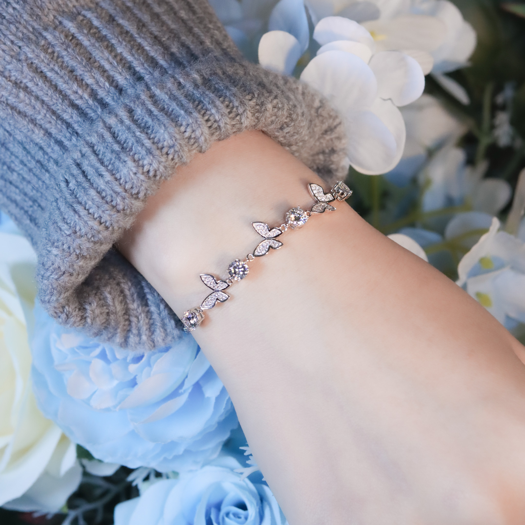 | 925純銀・ 厚鍍白金 ・莫桑石 | 鑽光漫藍蝶境手鏈（白色/藍色） | BR1419 |