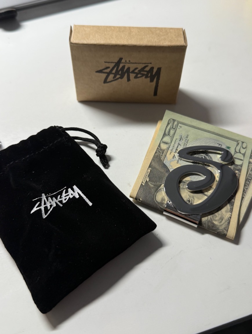 經典絕版品補貨啦💸> STUSSY SWIRLY S MONEY CLIP 經典大S 字母鈔票夾