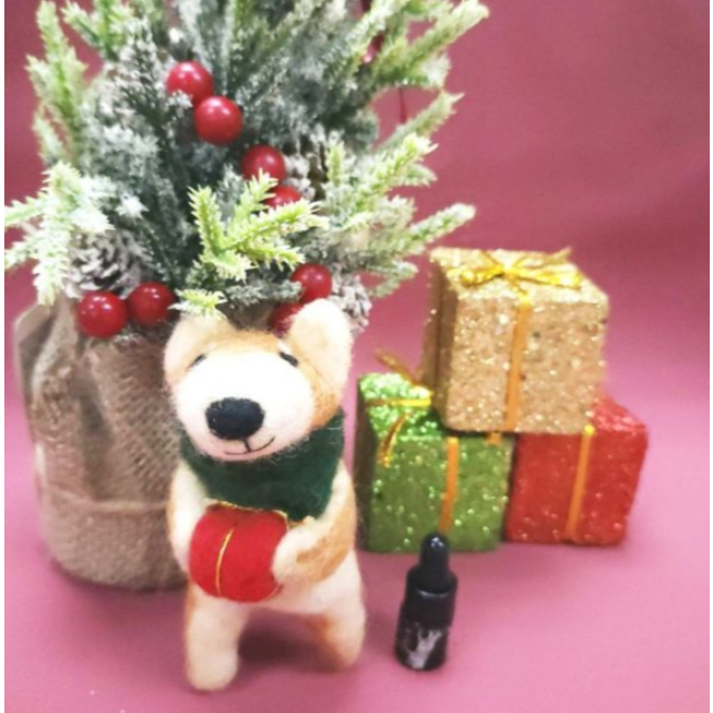 【樂森藥局】檜山坊 聖誕🐕柴不會忘記你🐕羊毛氈柴犬擴香筆套 x 檜木5ml滴瓶 精油香氛禮盒