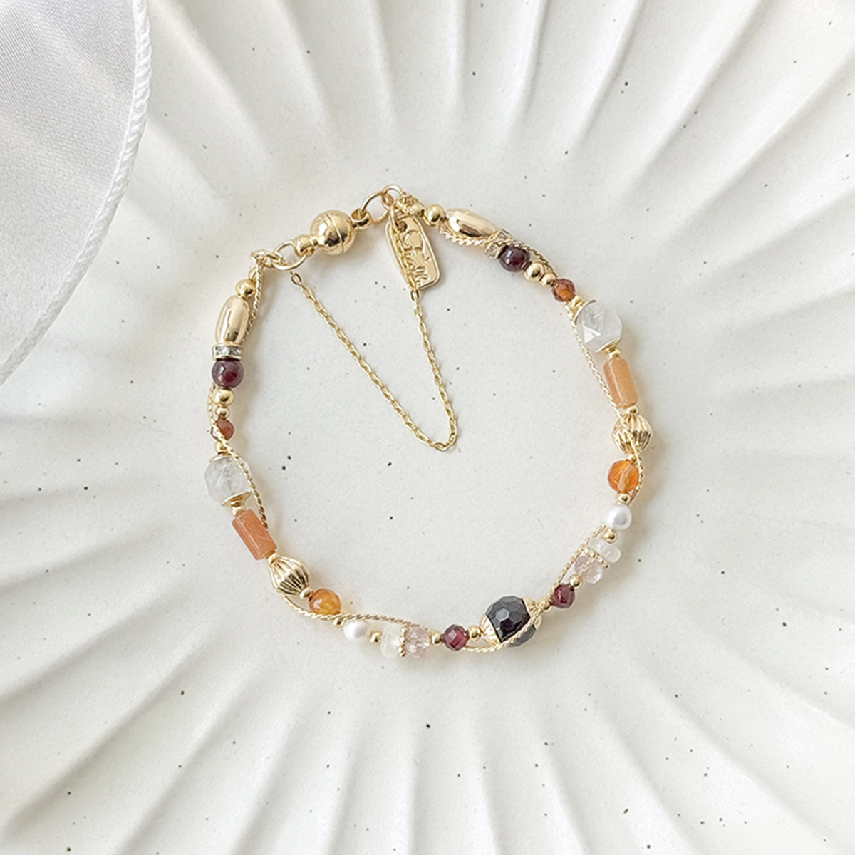 生日花 • 拾貳月參壹 • 雨傘花 – 石榴石 – 手鍊