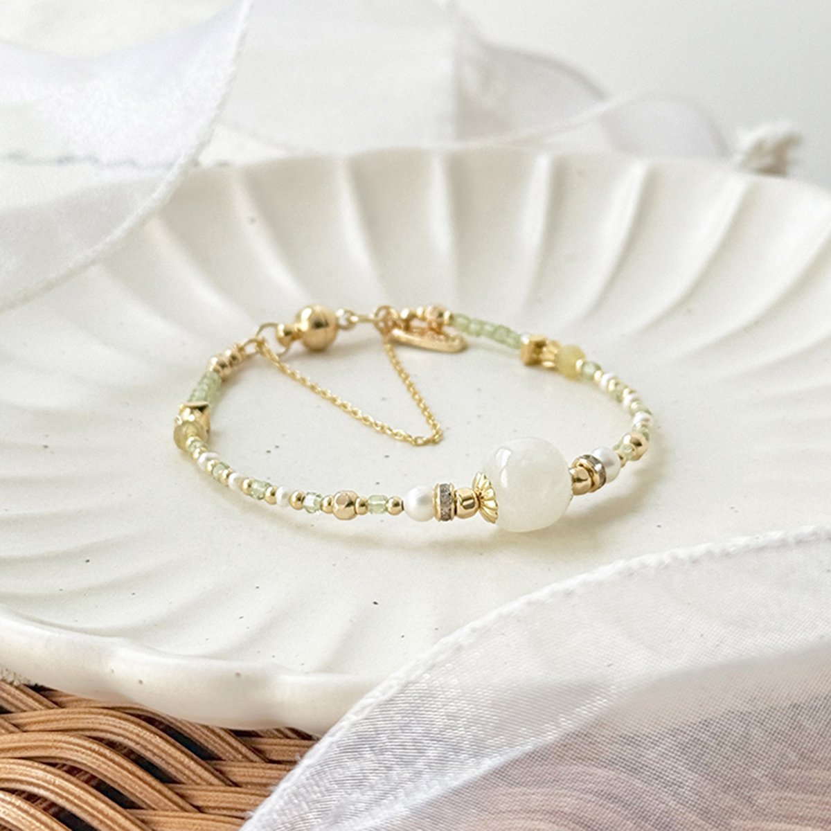 生日花 • 柒月貳 • 白百合 – 和田玉 – 手鍊