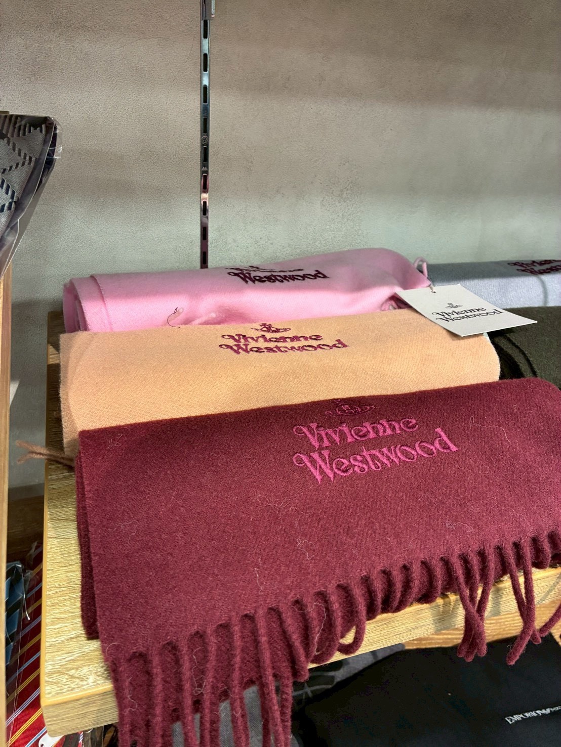 【現貨】VIVIENNE WESTWOOD 刺繡LOGO圍巾 9色 8103000